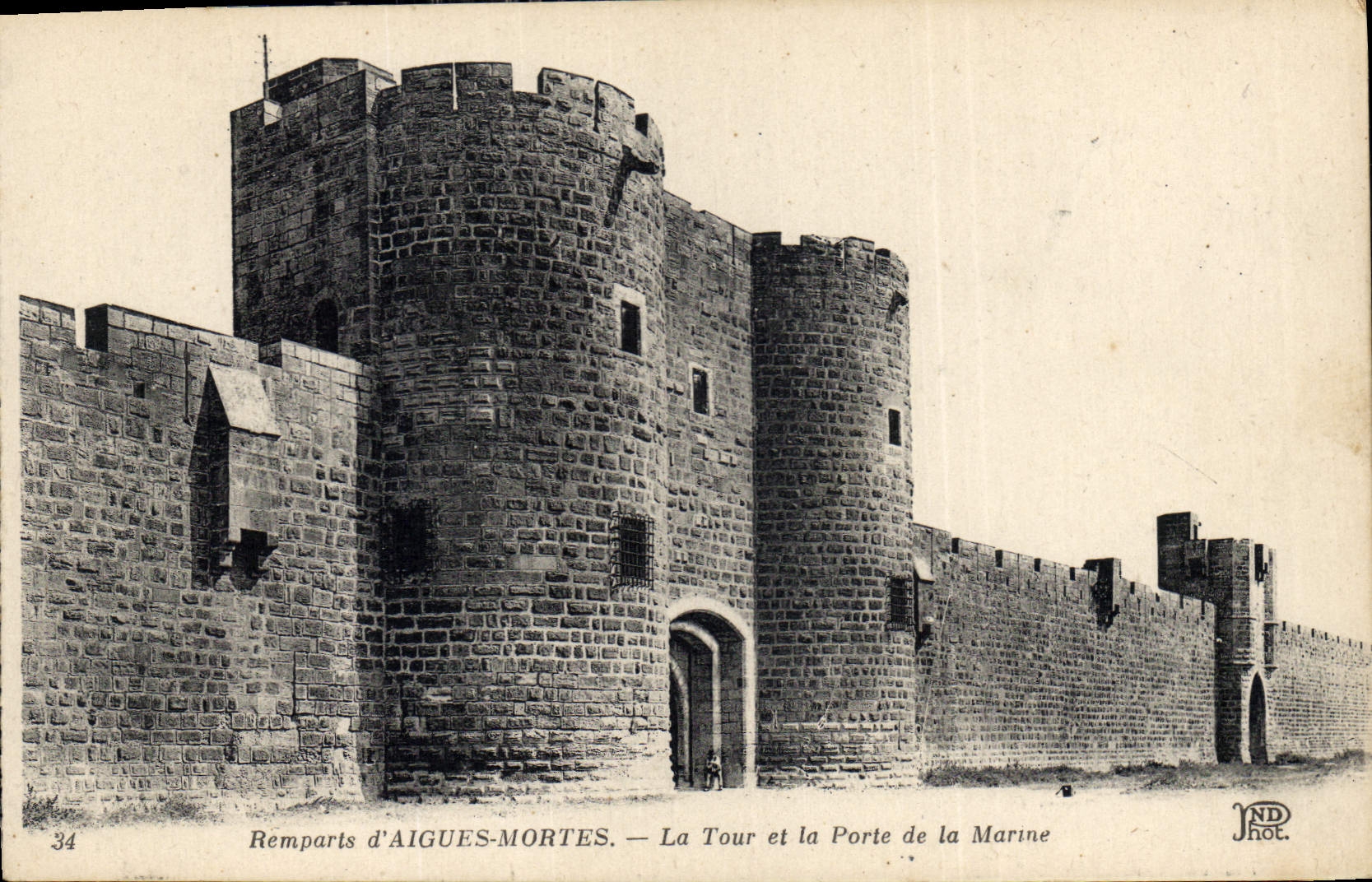 CPA Remparts d'Aigues Mortes la Tour et la Porte de la Marine