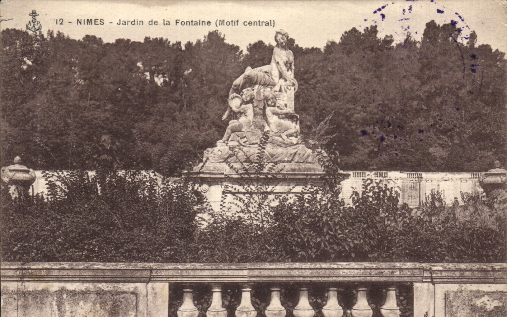 CPA Nimes Jardin de la Fontaine Motif central
