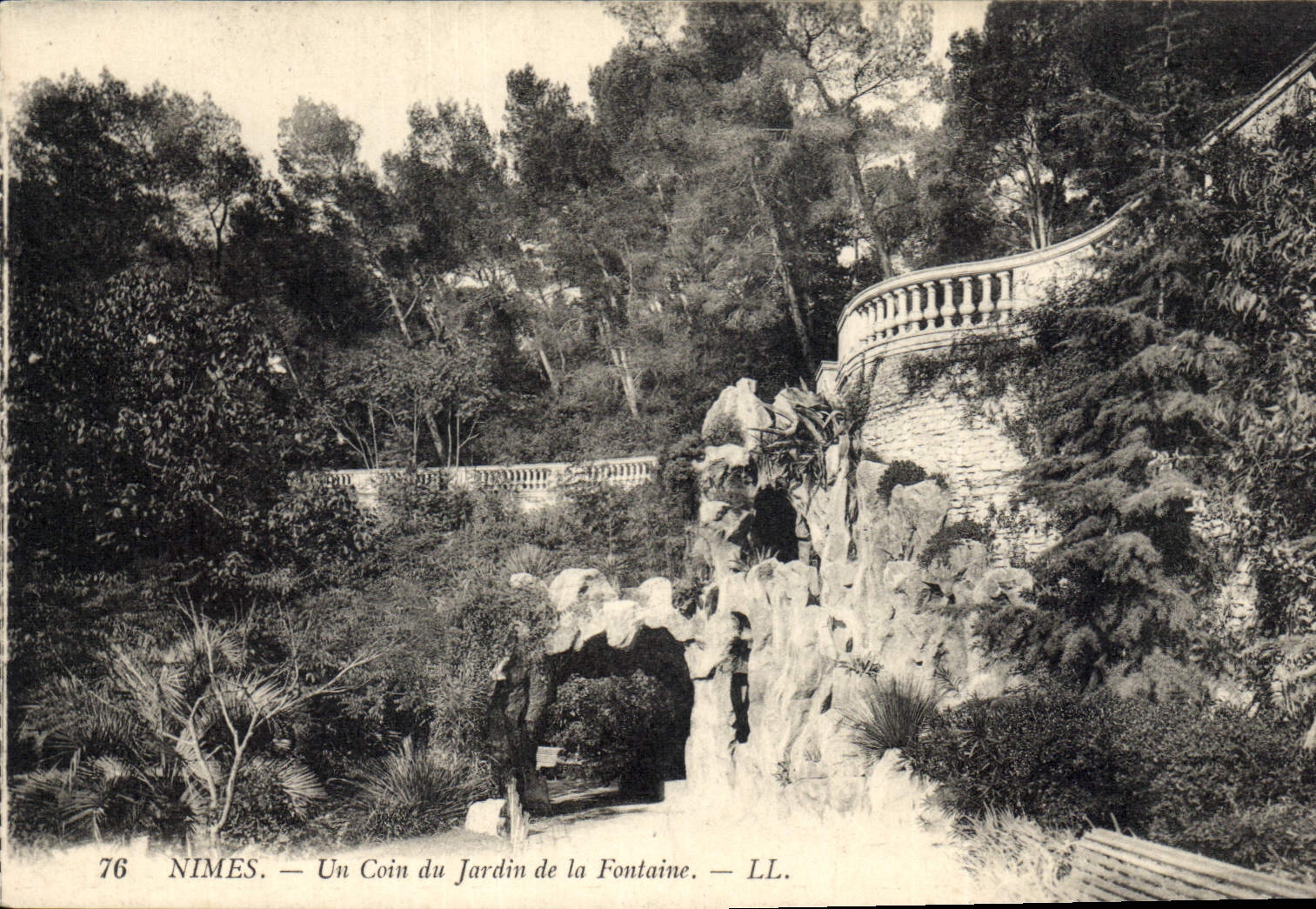 CPA Nimes un coin du jardin de la Fontaine