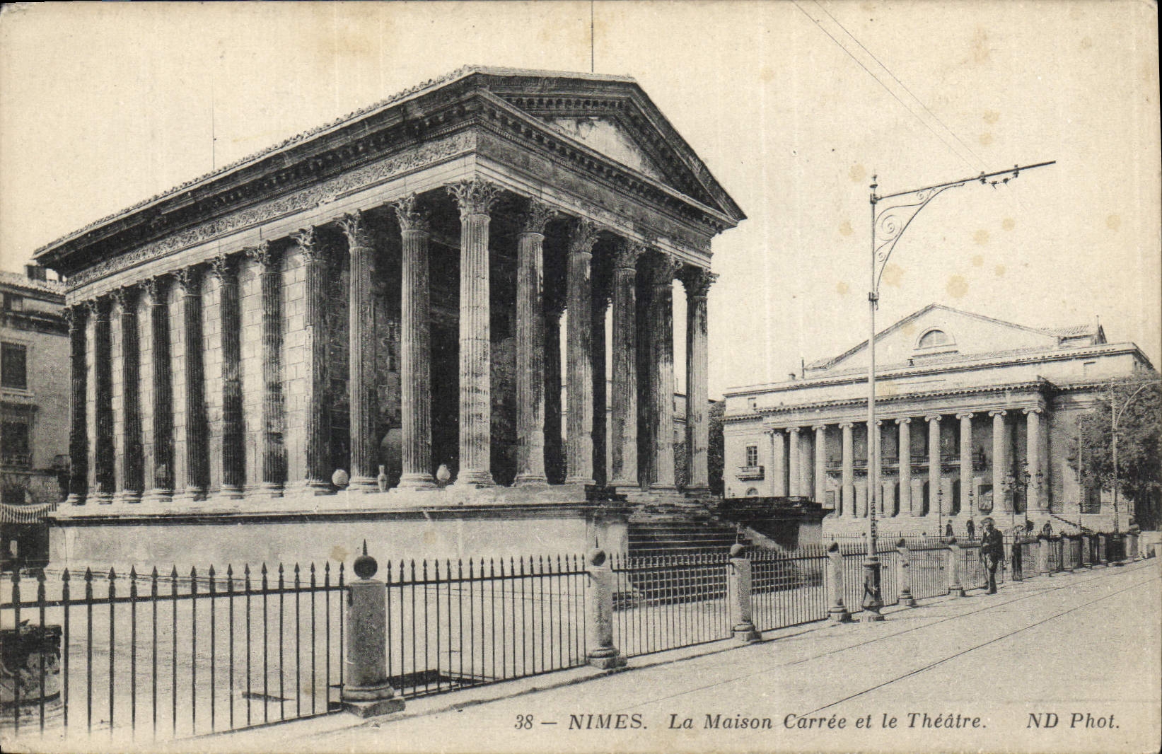 CPA Nimes la maison Carree et le Theatre 