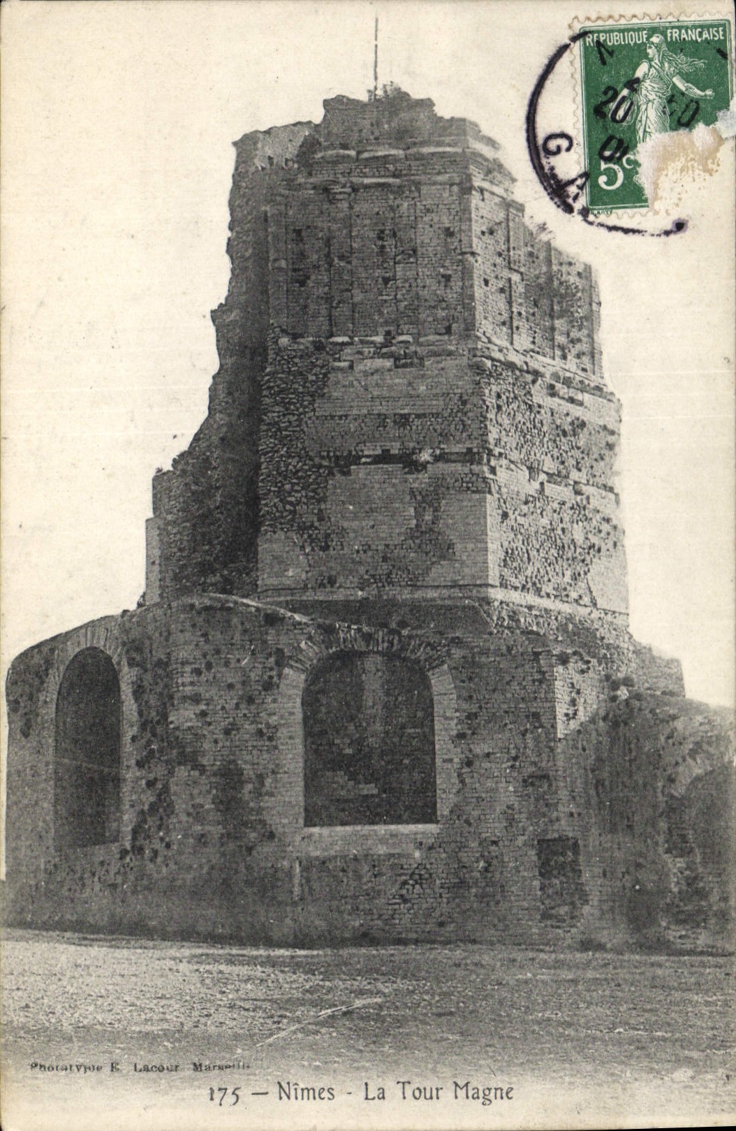 CPA Nimes La Tour Magne 