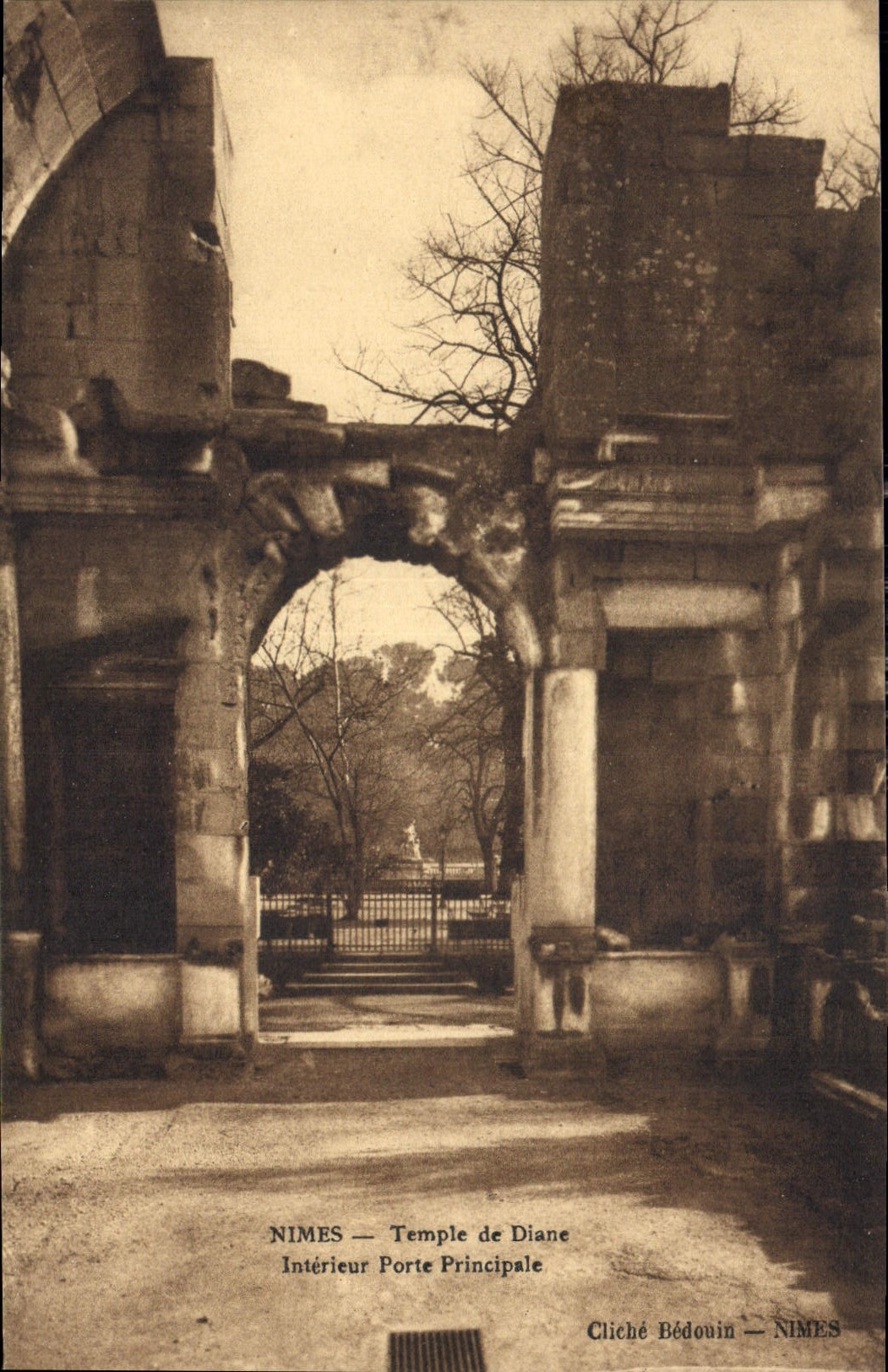 CPA Nimes Temple de Diane interieur Porte Principale