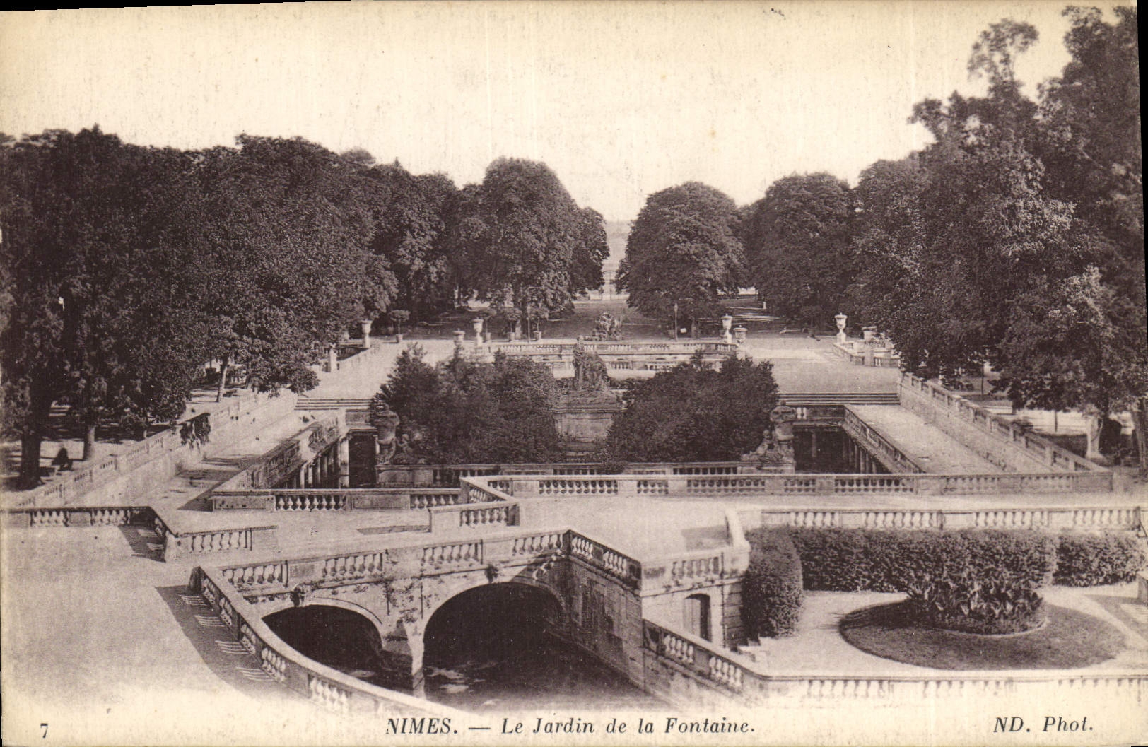 CPA Nimes le Jardin de la Fontaine 
