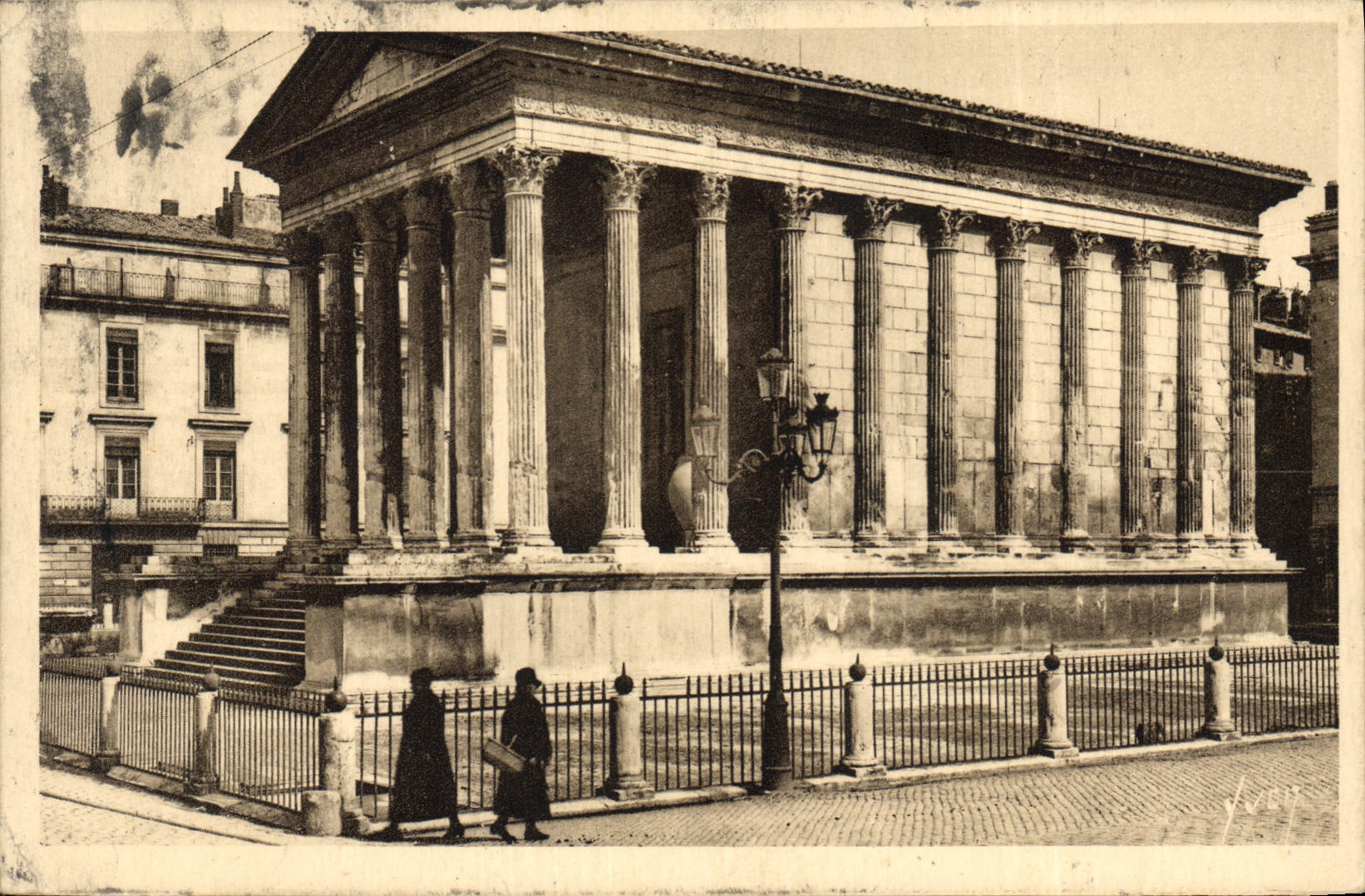 CPA Nimes Gard La Masion Carree 