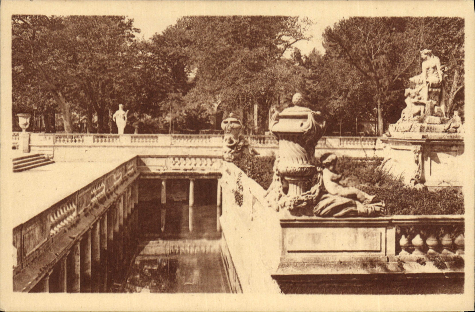 CPA Nimes Le Jardin de la Fontaine les Bains Romains