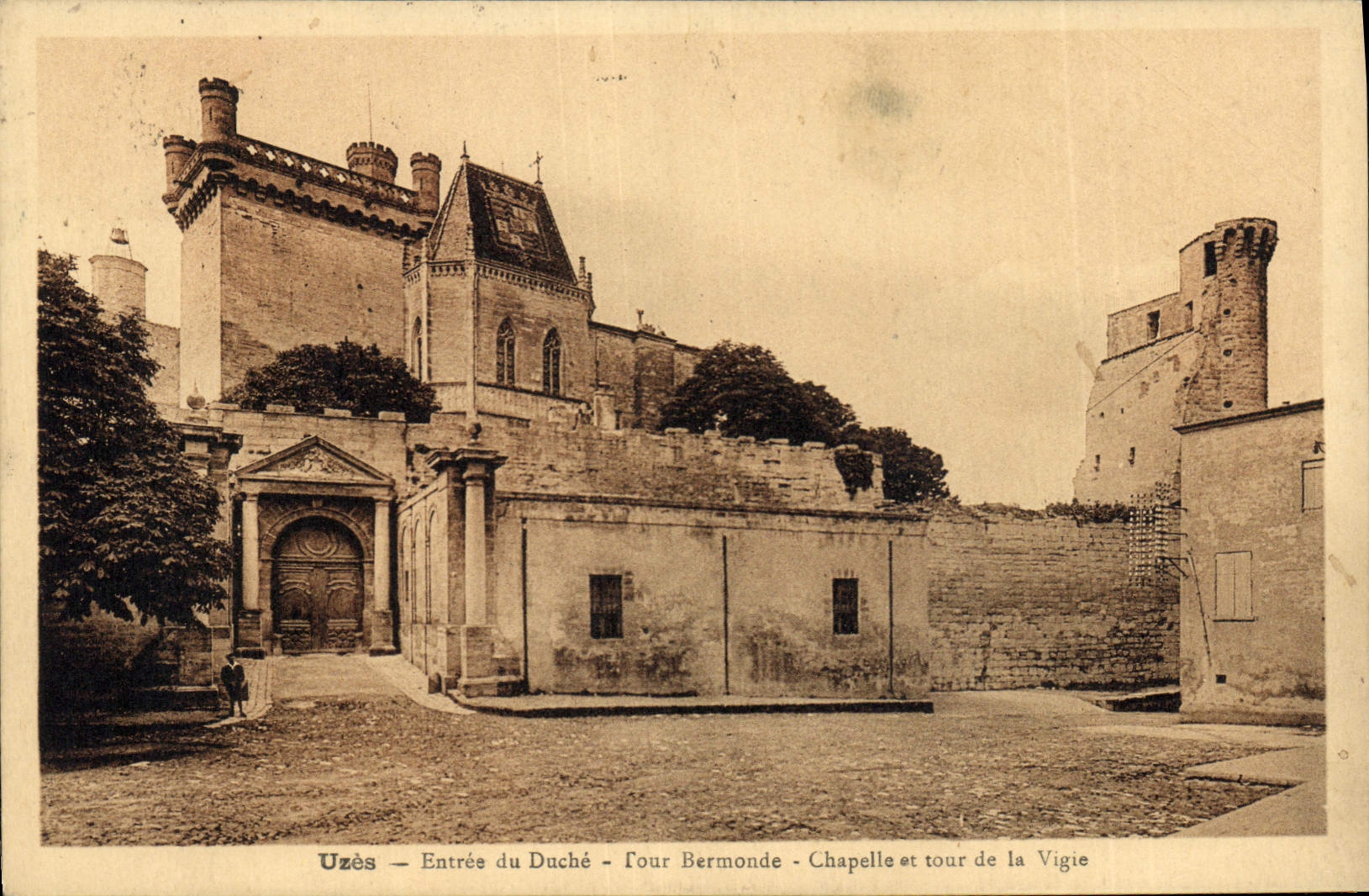 CPA Uzes Entree du Duche Tour Bermonde Chapelle et tour de la Vigie 