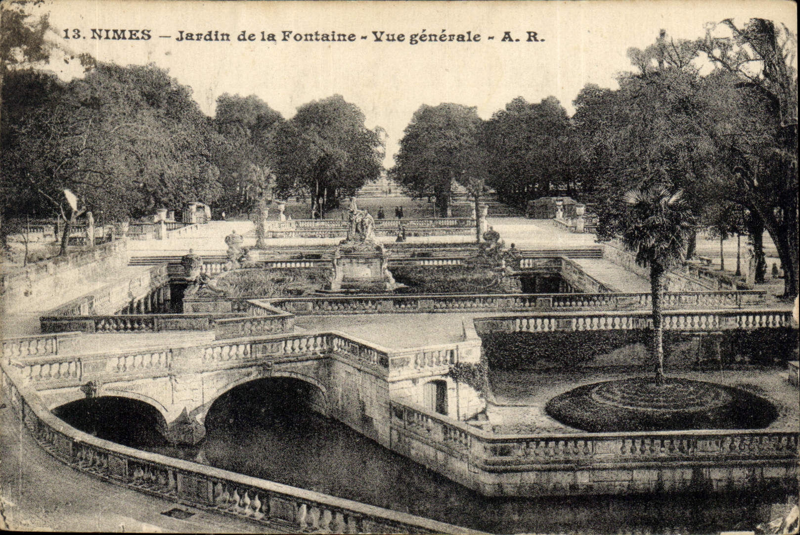 CPA Nimes Jardin de la Fontaine vue generale