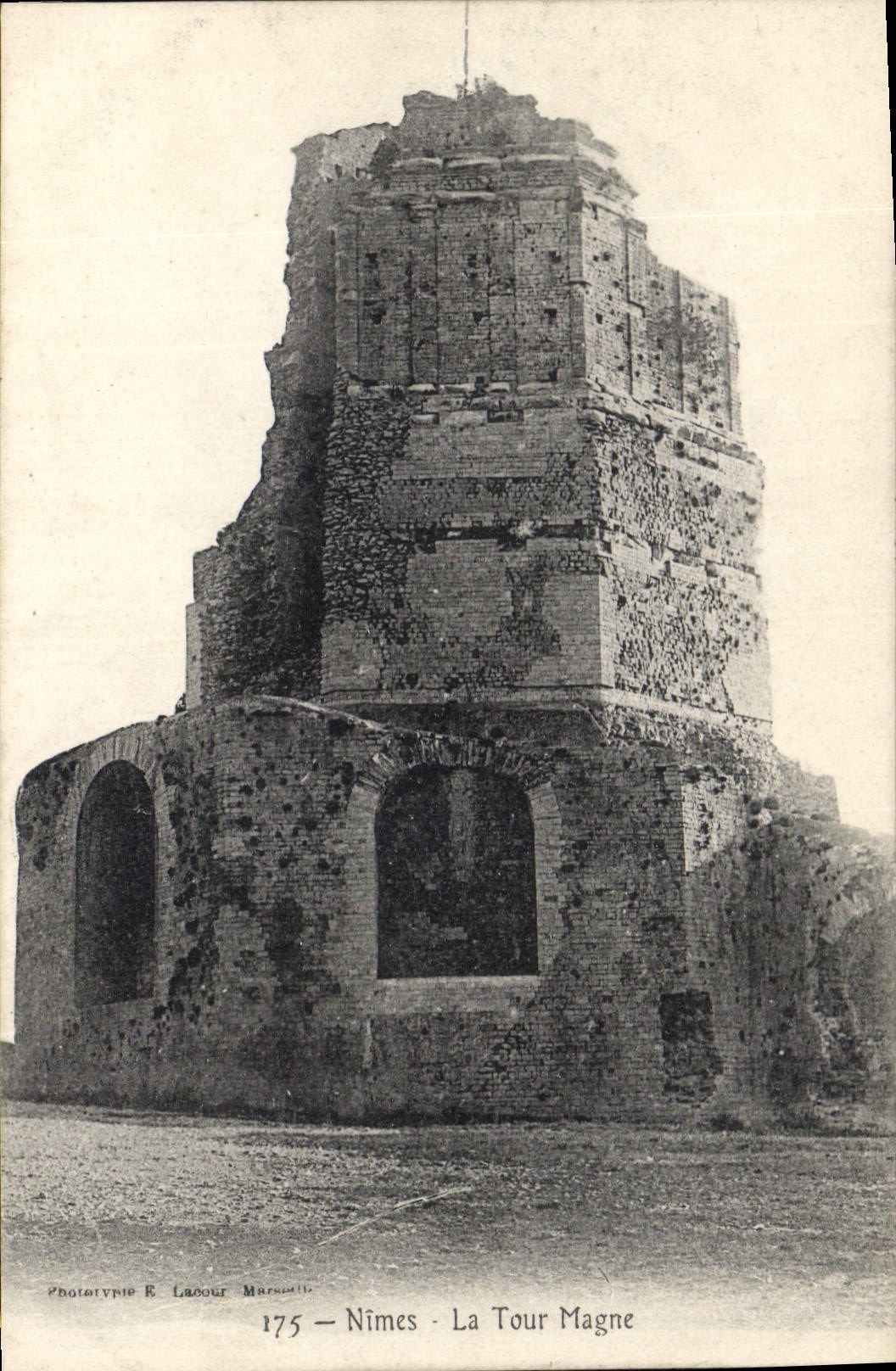 CPA Nimes La Tour Magne 