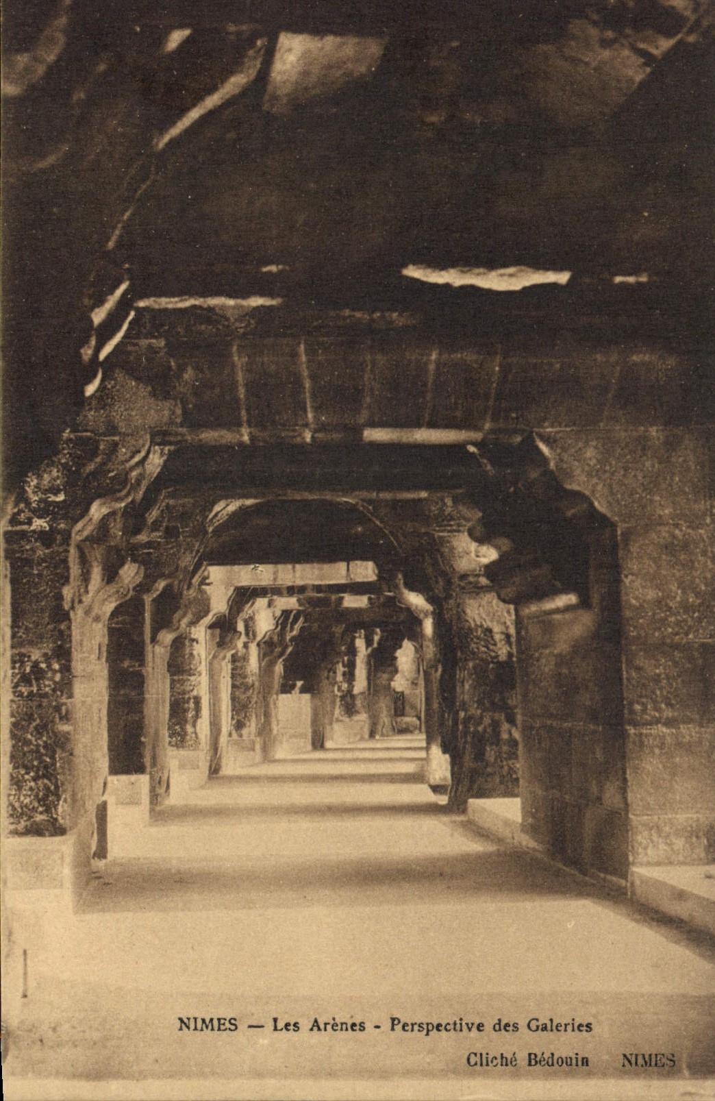 CPA Nimes Les Arenes perspective des Galeries