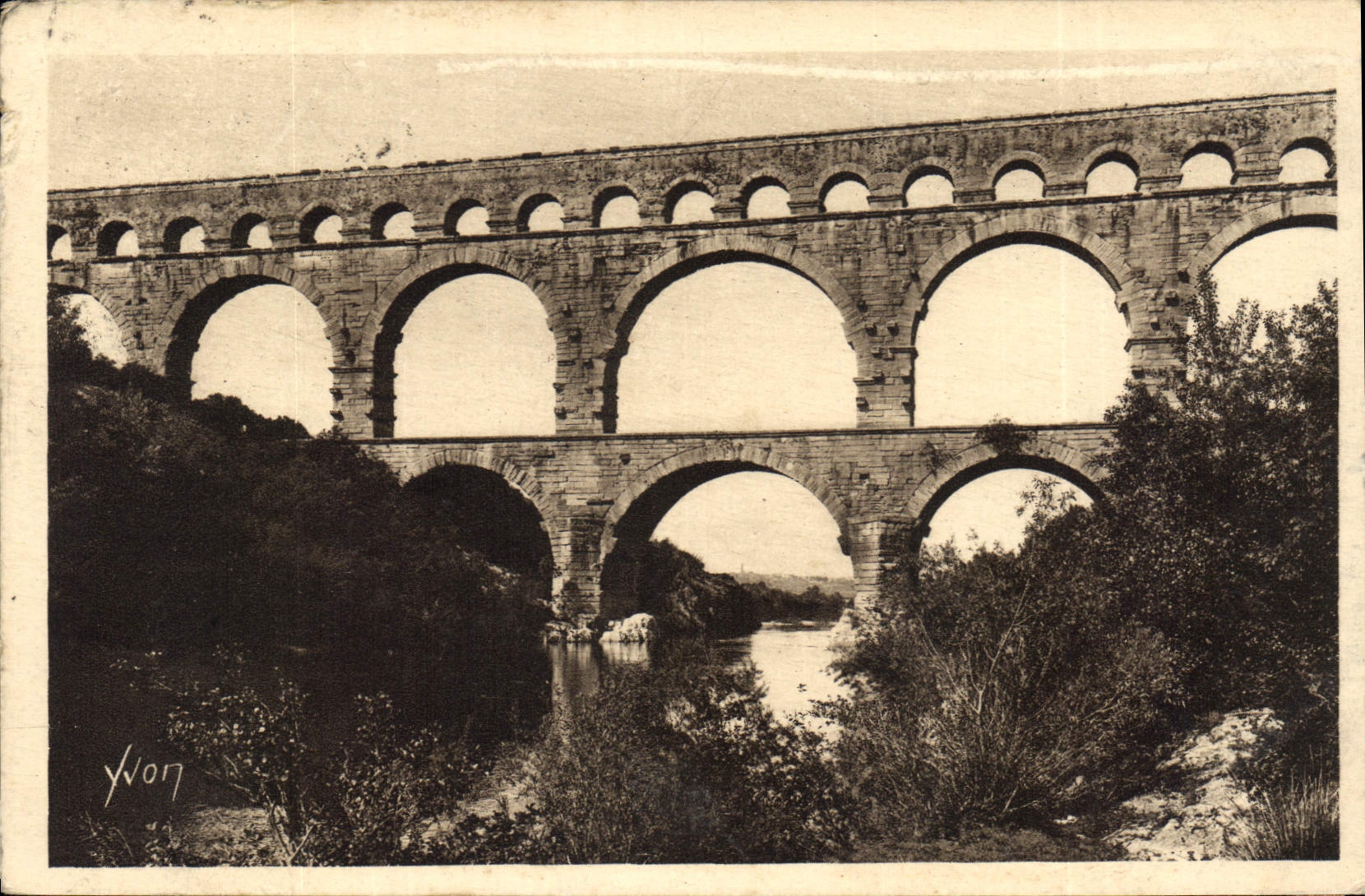 CPA La Douce France Nimes Gard le Pont du Gard