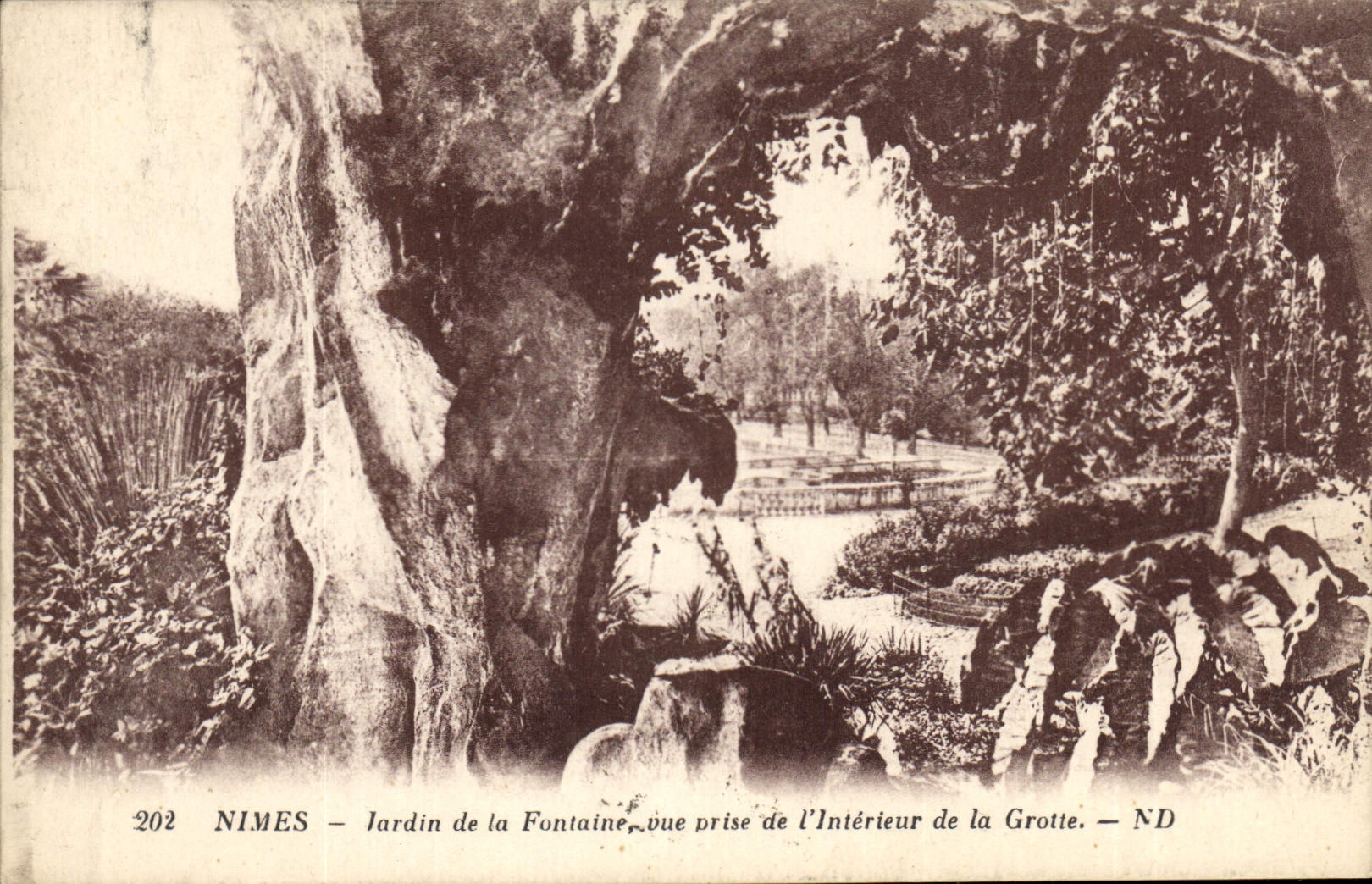 CPA Nimes Jardin de la Fontaine vue prise de l'Interieur de la Grotte