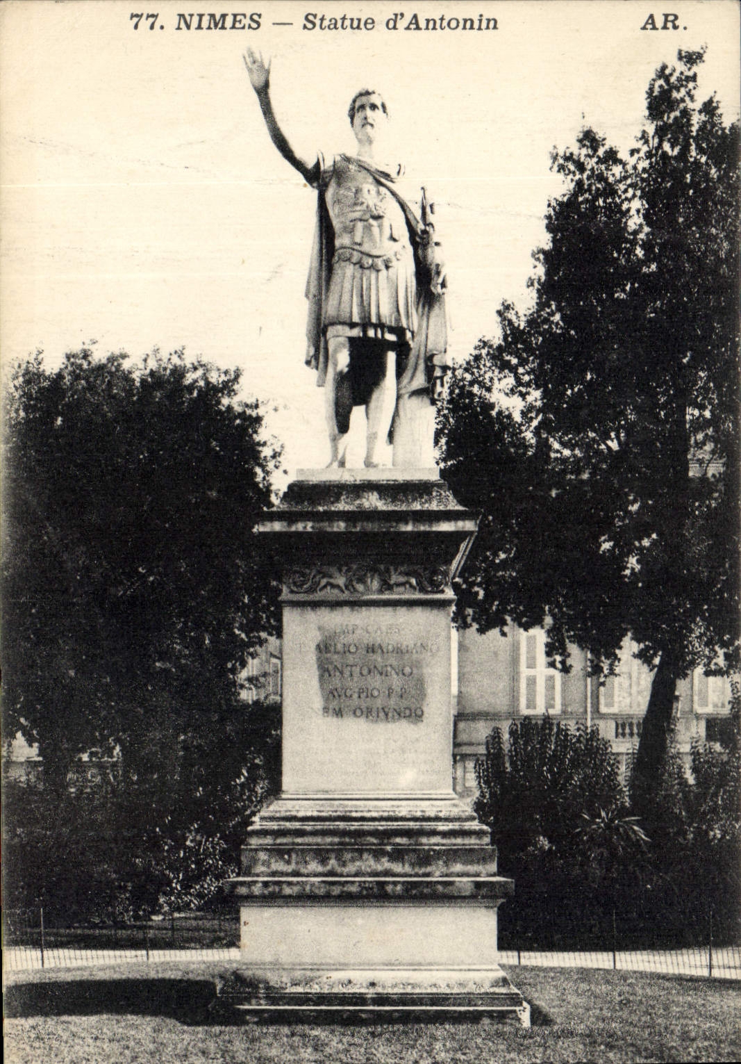 CPA Nimes Statue d'Antonin 