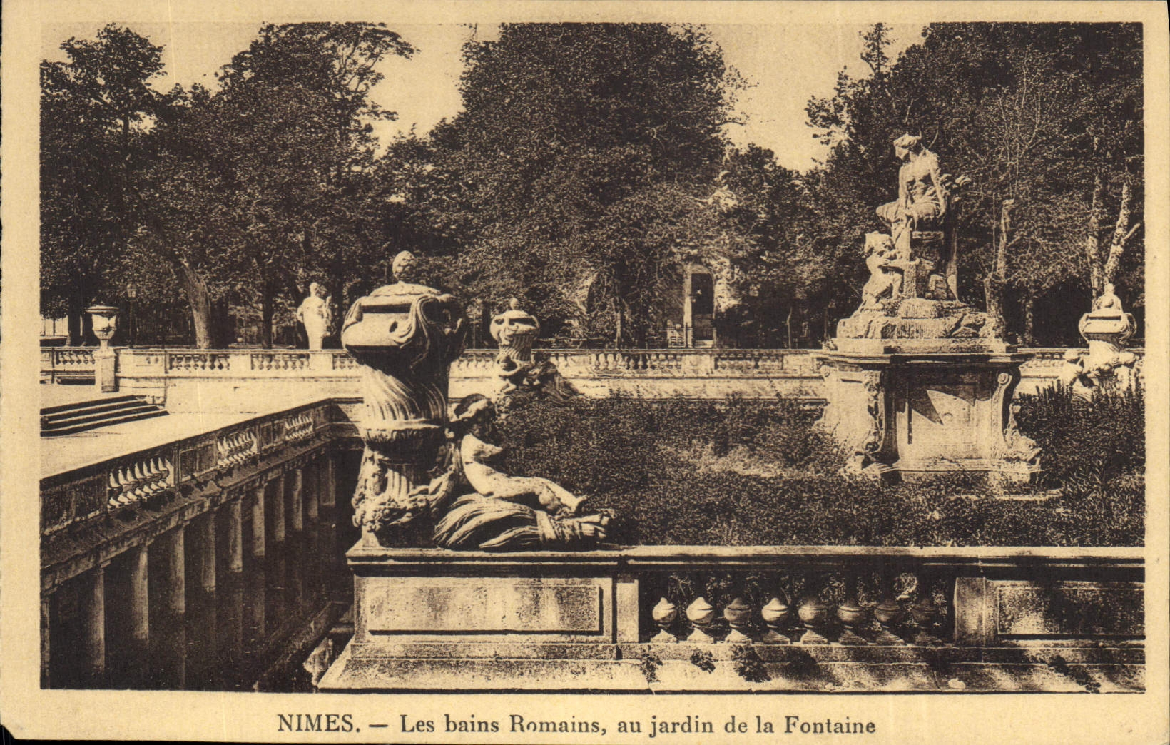 CPA Nimes le Bains Romains an jardin de la Fontaine