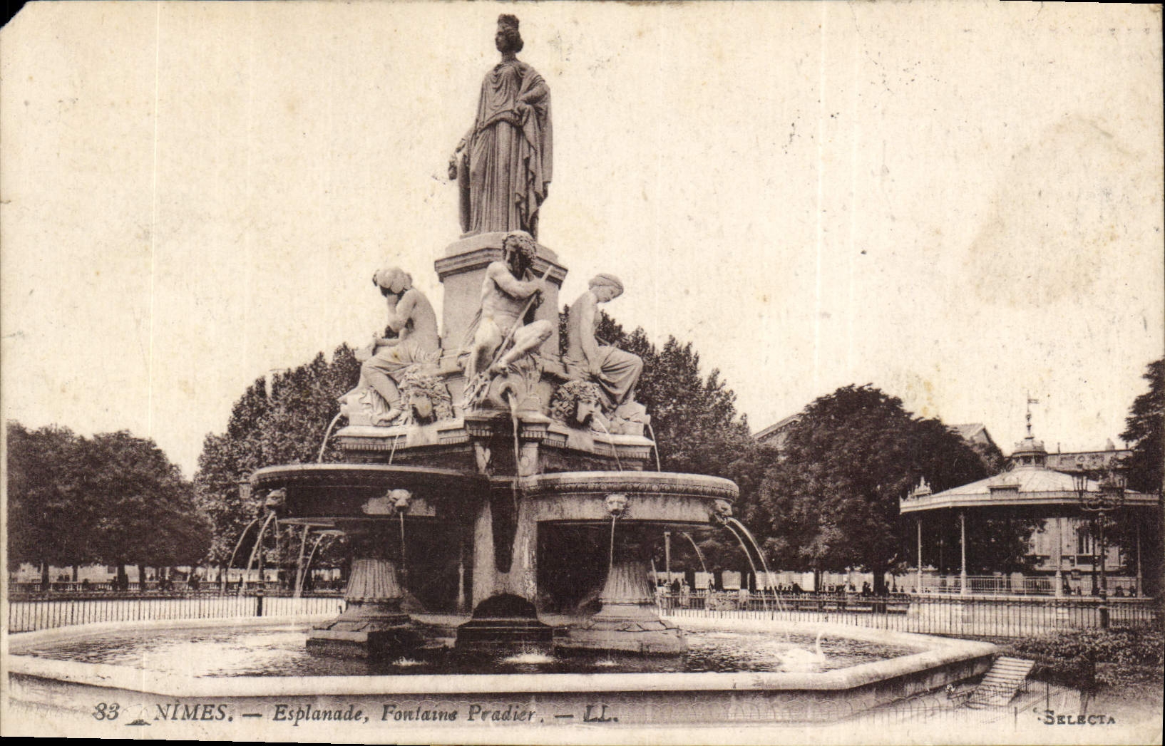 CPA Nimes Esplanade Fontaine Pradier 