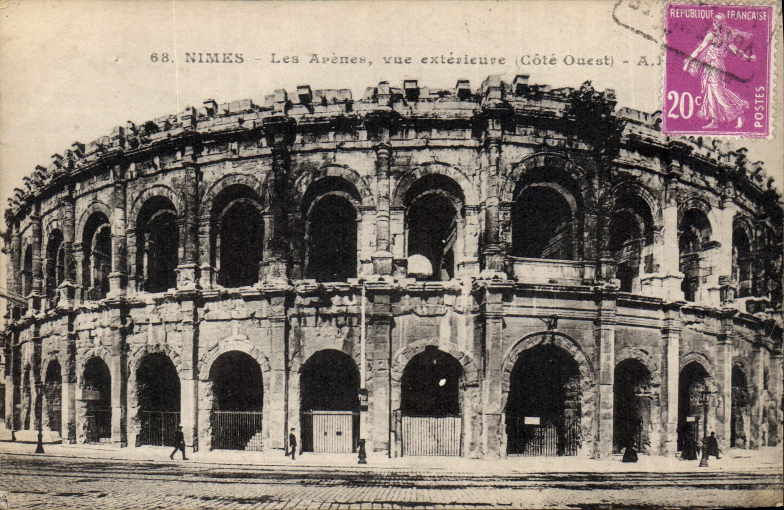 CPA Nimes Les Arenes vue exterieure Cote Ouest