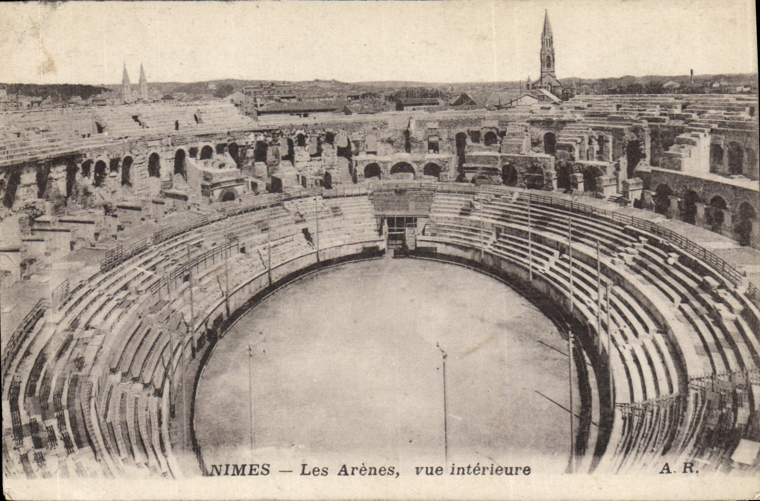 CPA Nimes Les Arenes rue interieure 