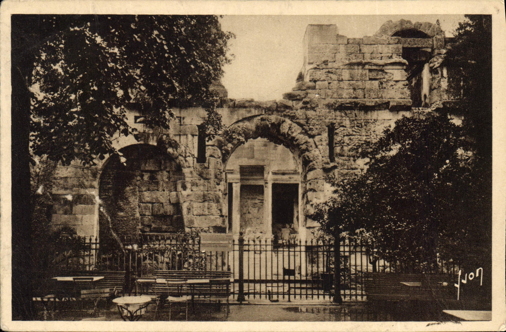CPA Nimes Jardin de la fontaine Le temple de Diane