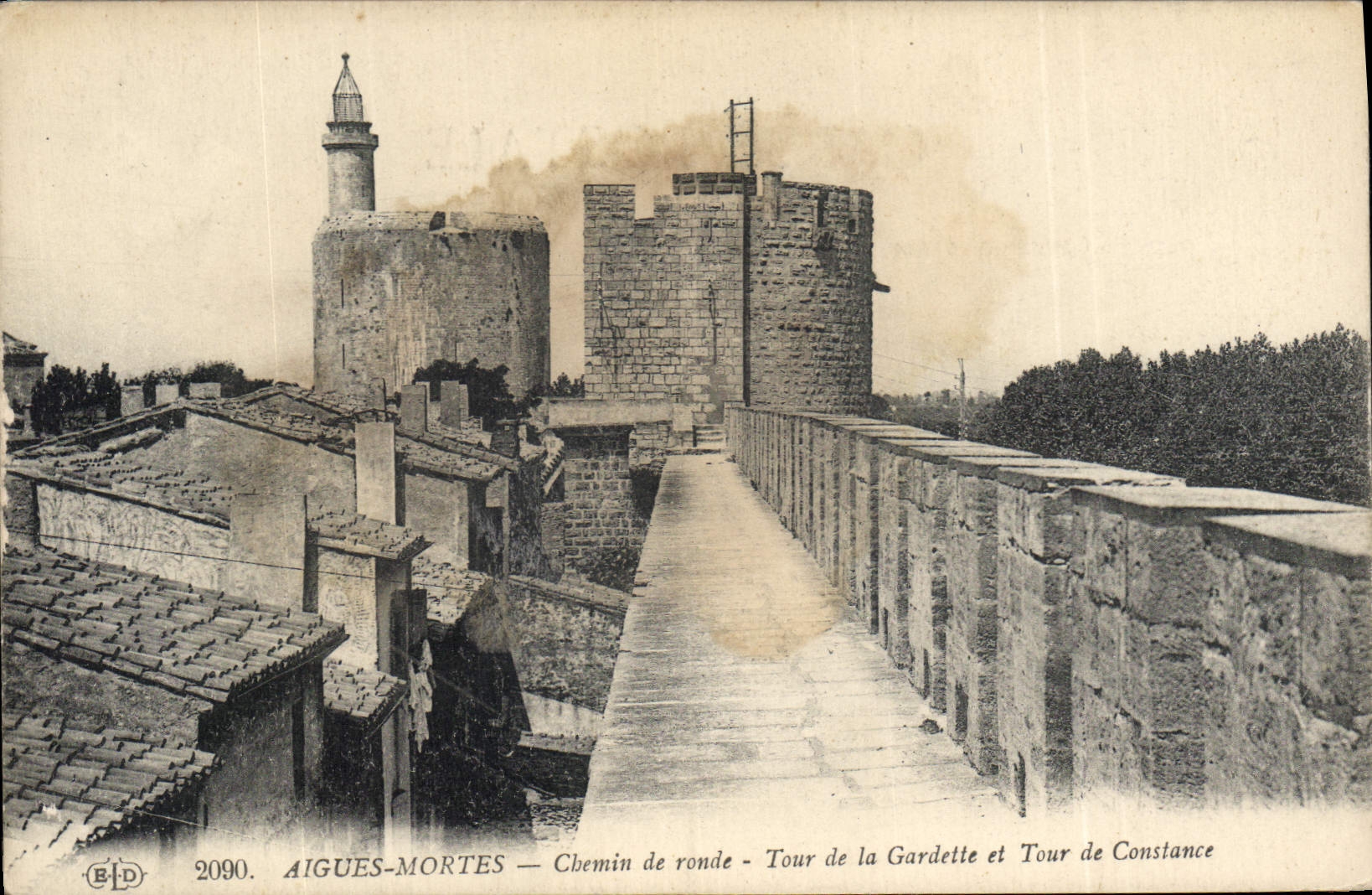 CPA Aigues Mortes Chemin de ronde tour de la Gardette et tour de Constance 