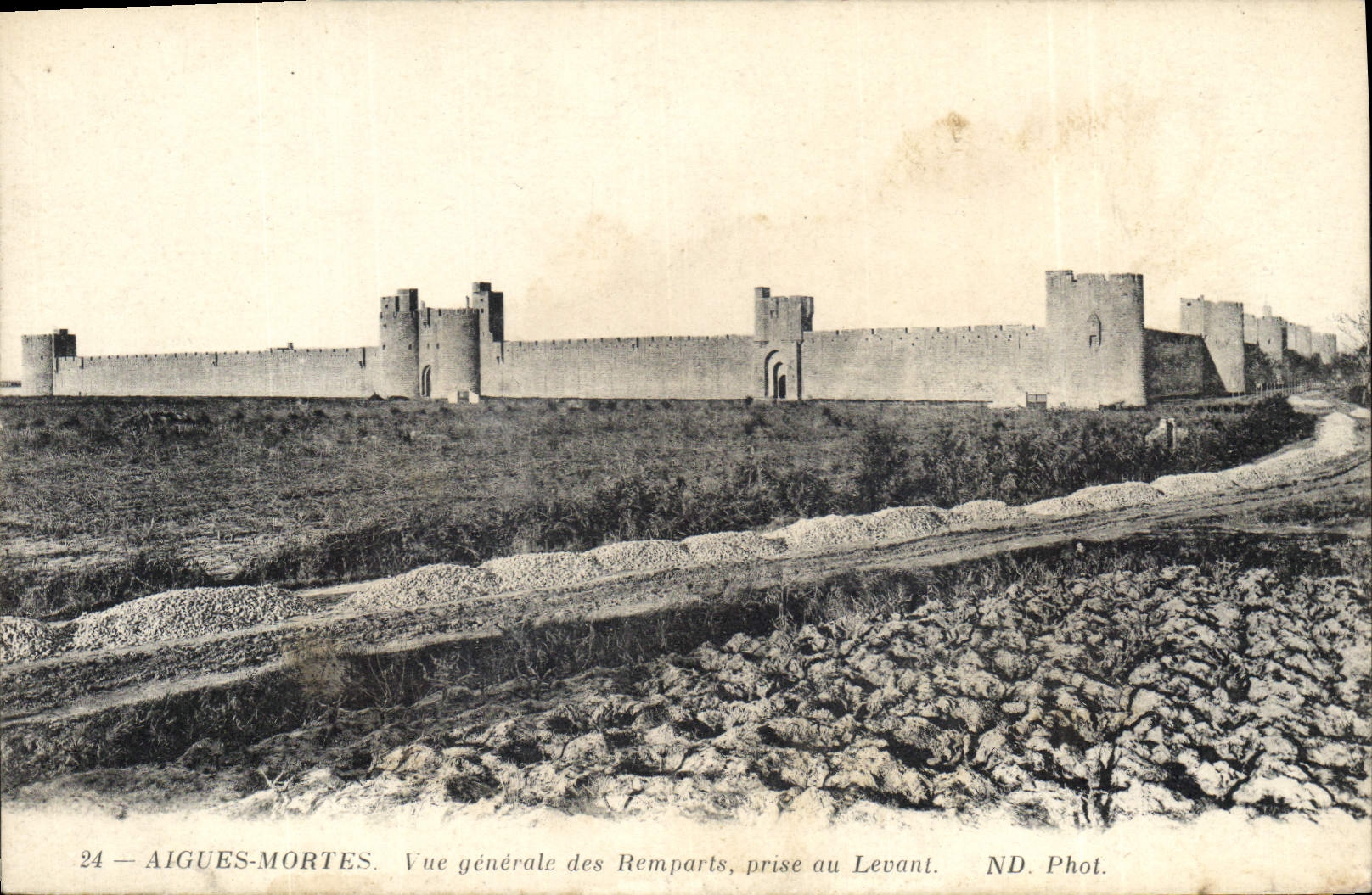 CPA Aigues Mortes vue generale des Remparts prise au Levant 