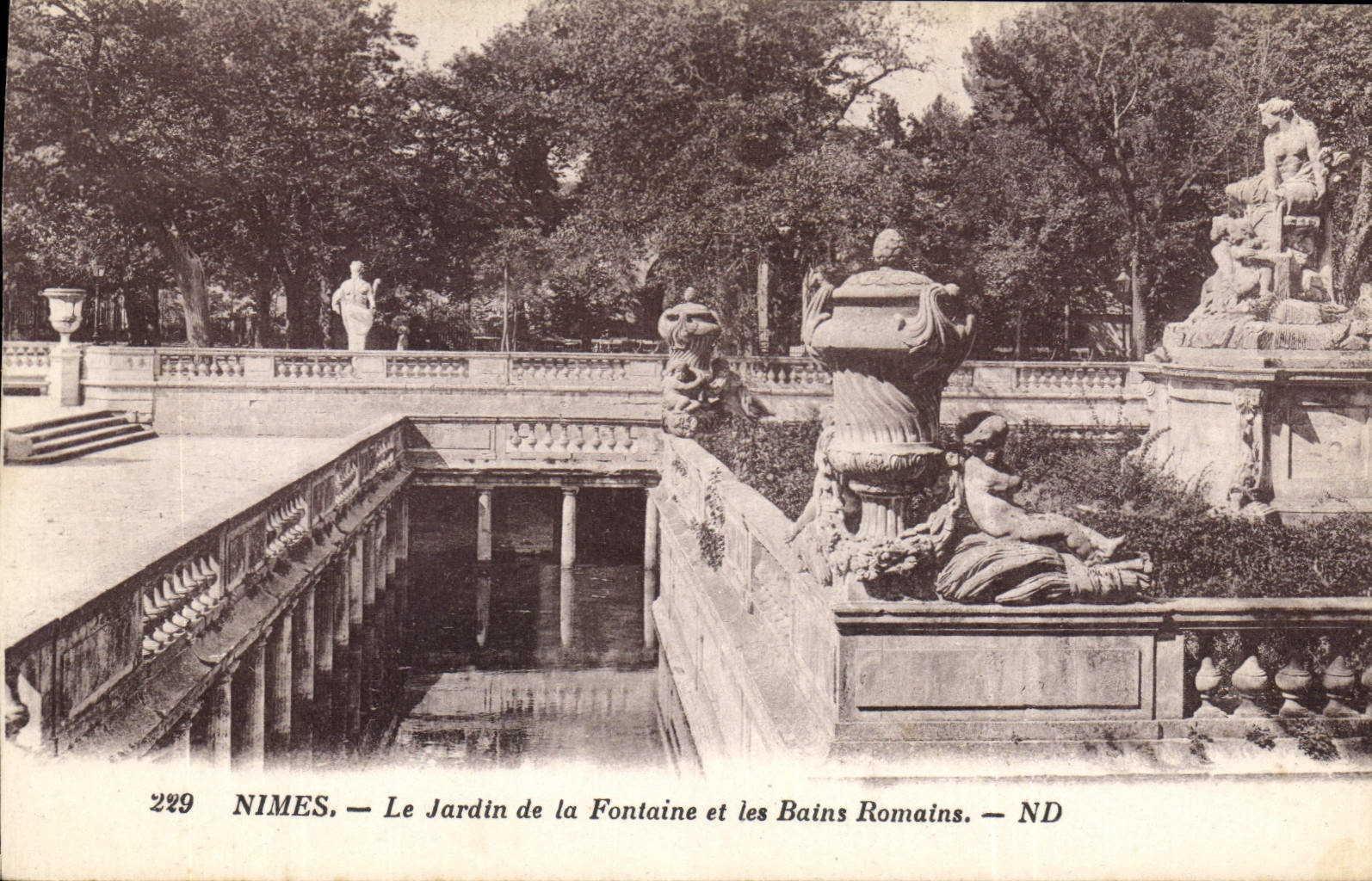 CPA Nimes Le Jardin de la fontaine et les Bains Romains