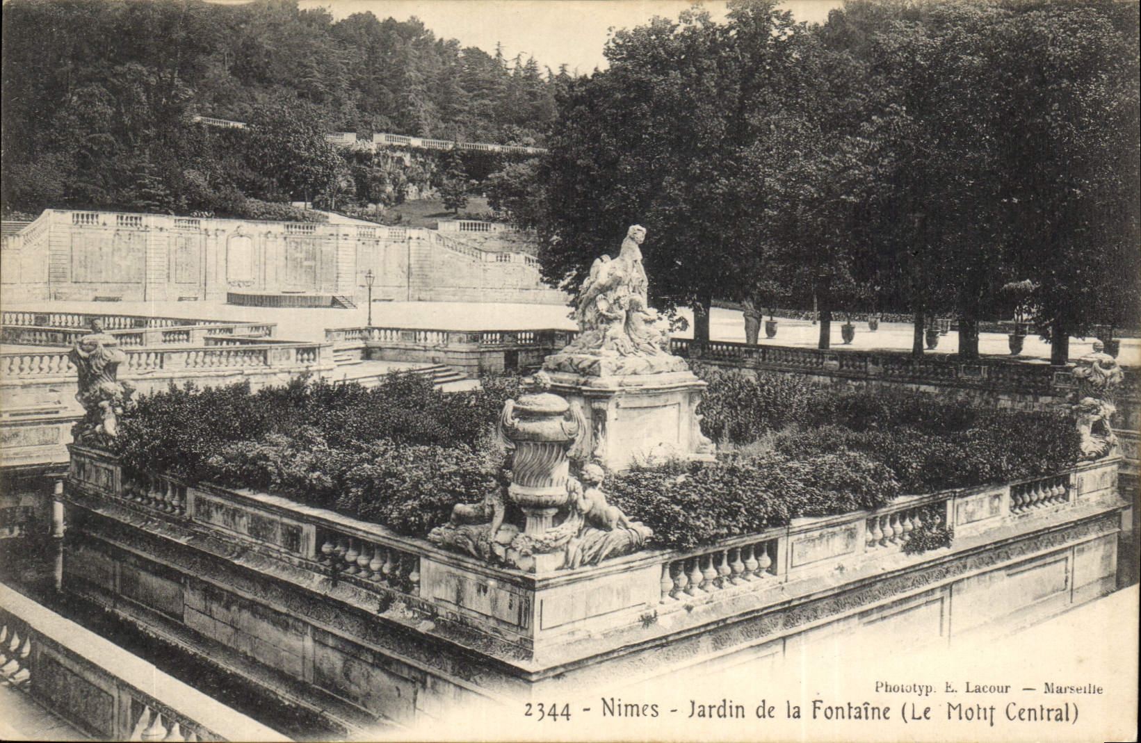 CPA Nimes Jardin de la Fontaine le Motif Central