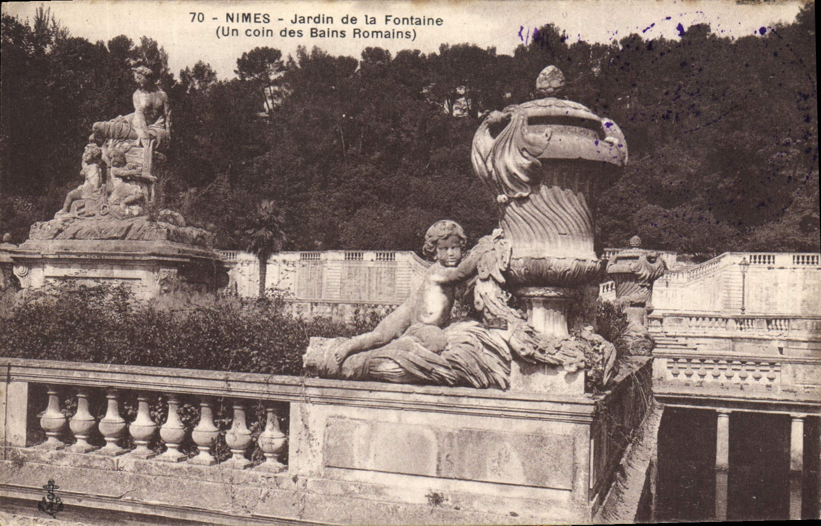 CPA Nimes Jardin de la Fontaine un coin des Bains Romains
