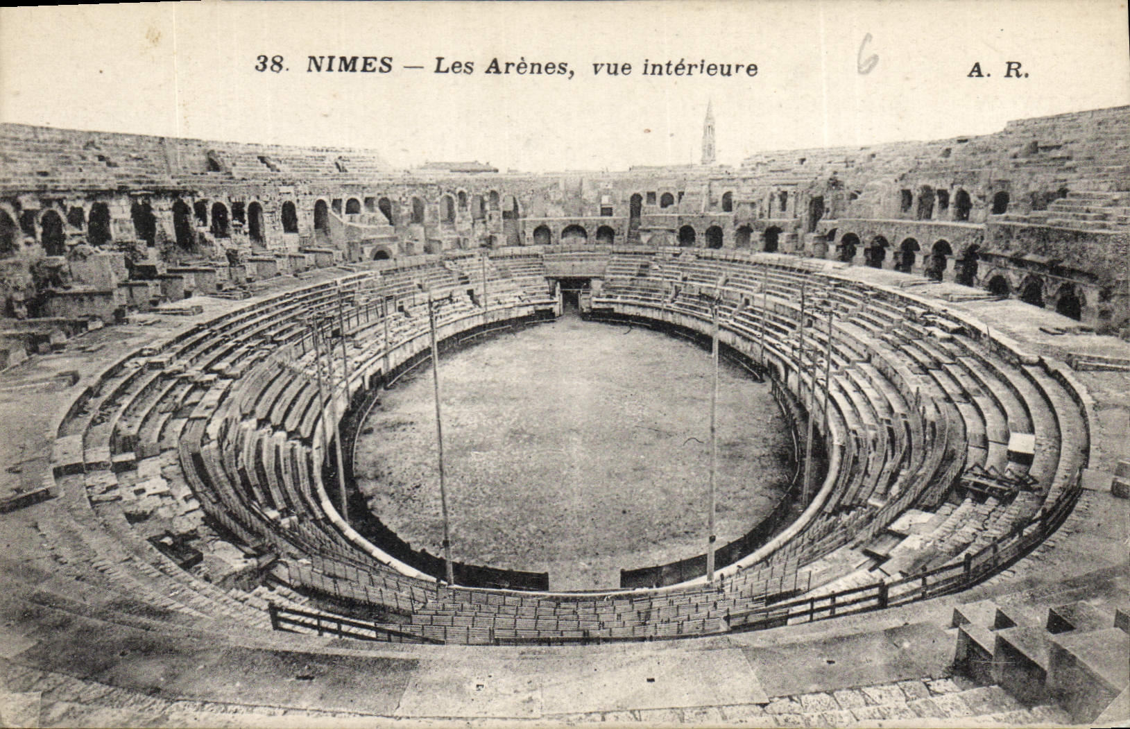 CPA Nimes Les Arenes vie interieure 
