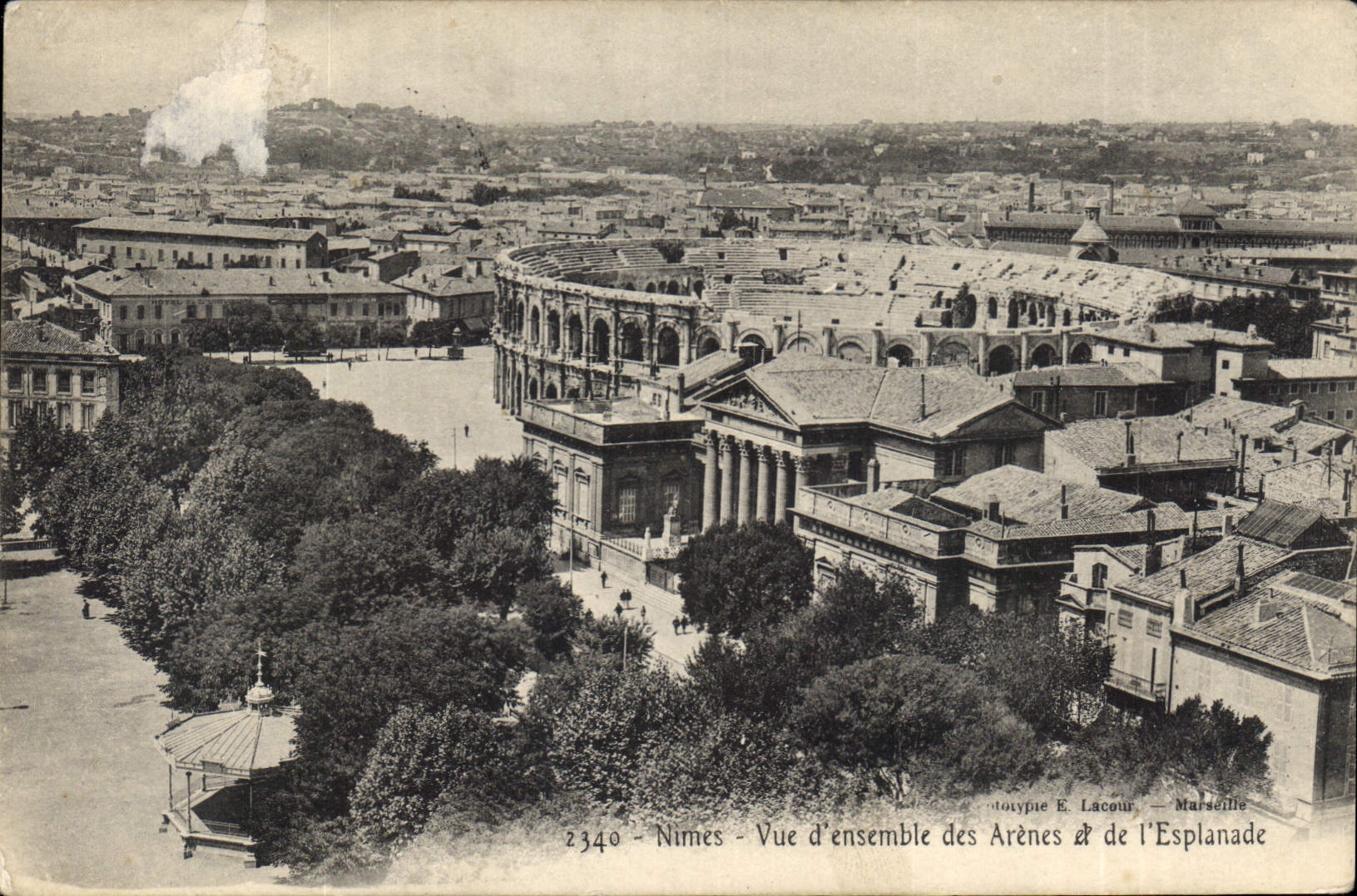CPA Nimes vue d'ensemble des Arenes et de l'Esplanade