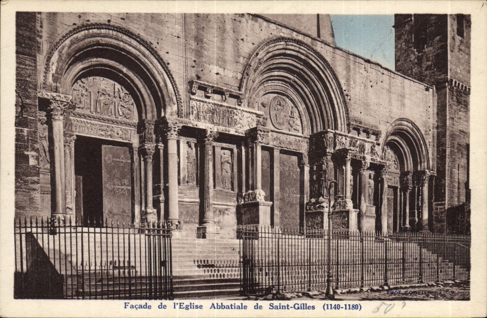 CPA Facade de l'Eglise Abbatiale de Saint Gilles 
