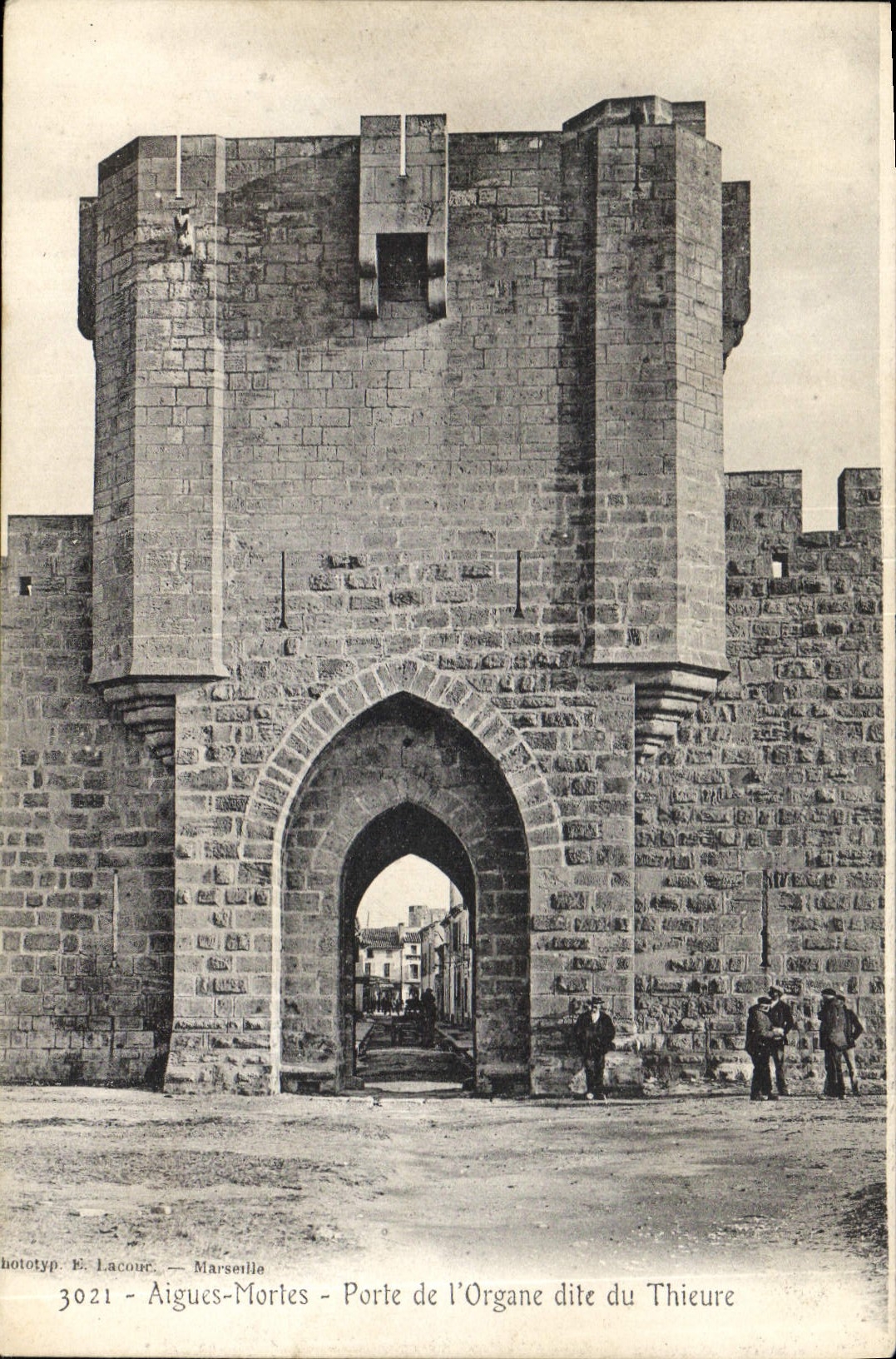CPA Aigues Mortes Porte de l'Organe dite du Thieure 