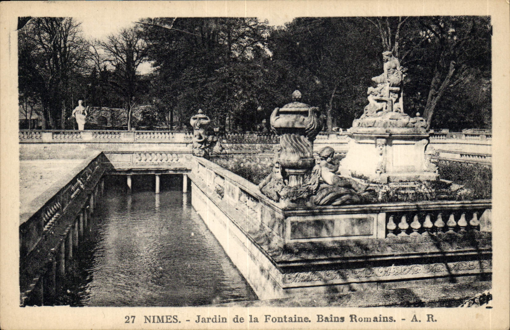 CPA Nimes Jardin de la Fontaine Bains Romains