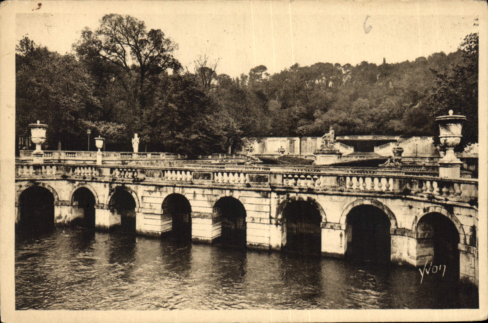 CPA La Douce France Nimes Gard Jardin de la Fontaine les Bains Romains