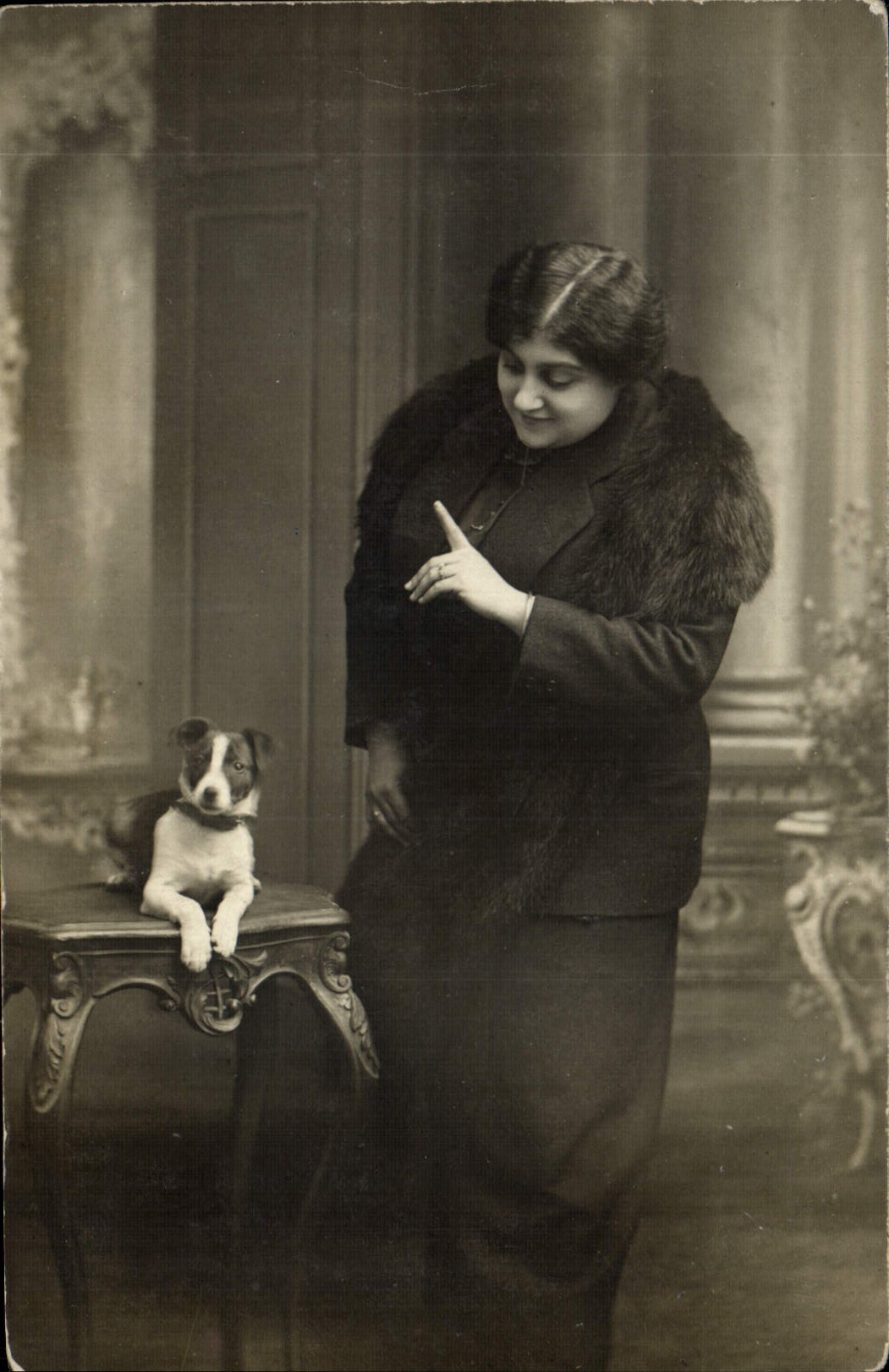 CARTE PHOTO Femme Chien