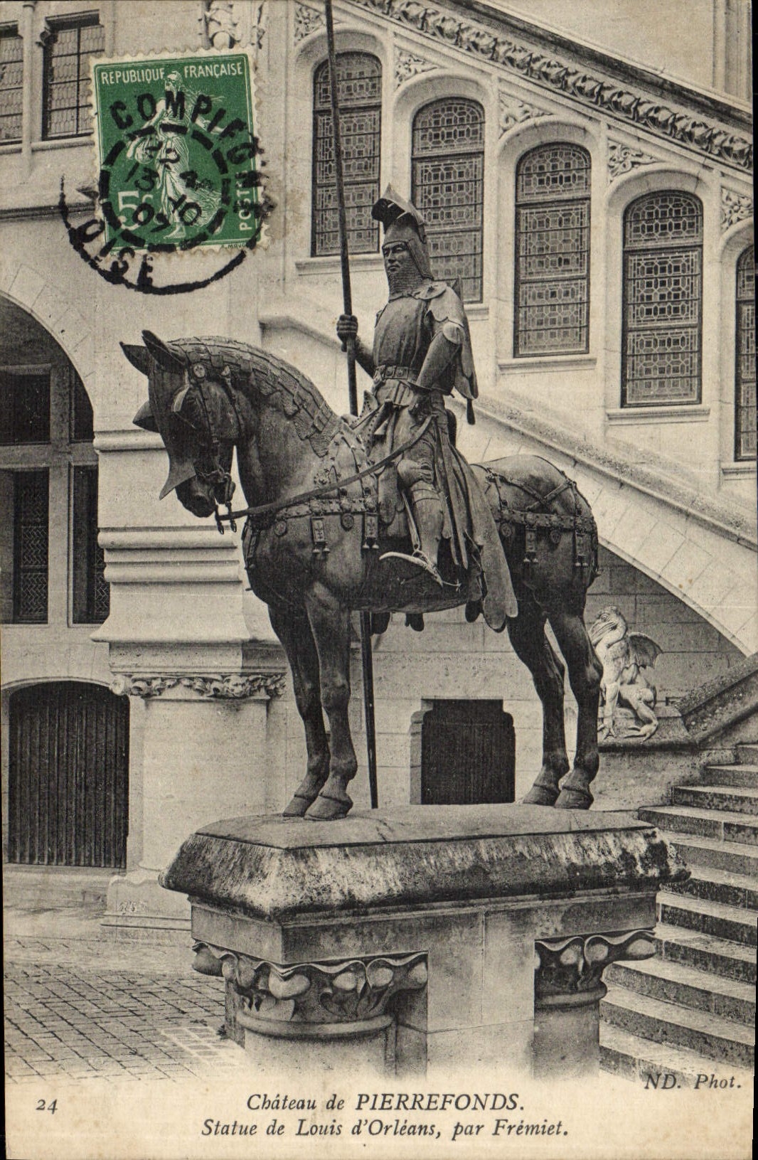 CPA Chateau de Pierrefonds Statue de Louis d'Orleans par Fremiet 