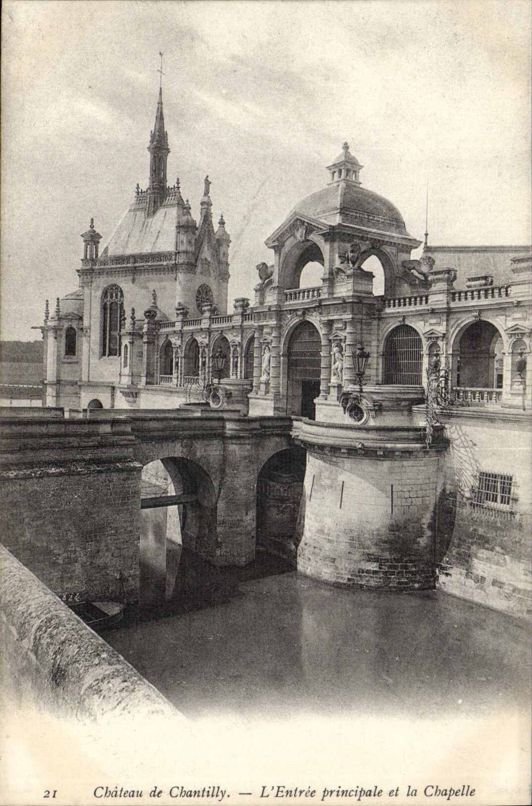 CPA Chateau de Chantilly l'Entree principale et la Chapelle