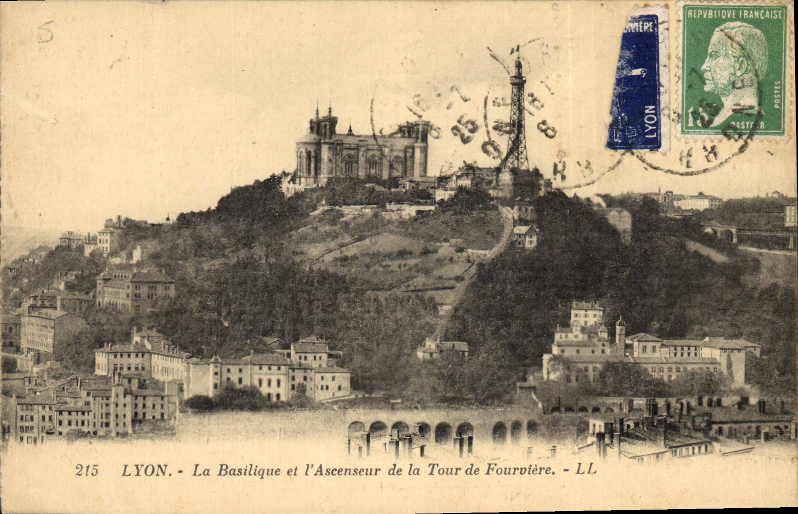 CPA Lyon la Basilique et l'Ascenseur de la Tour de Fourviere