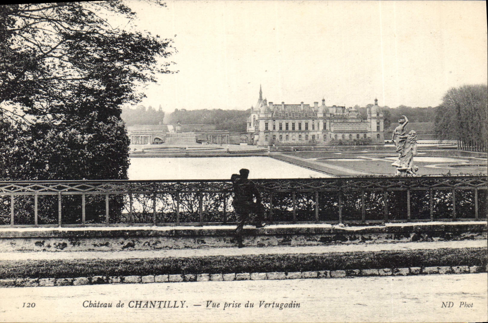 CPA Chateau de Chantilly vue prise du Vestugadin