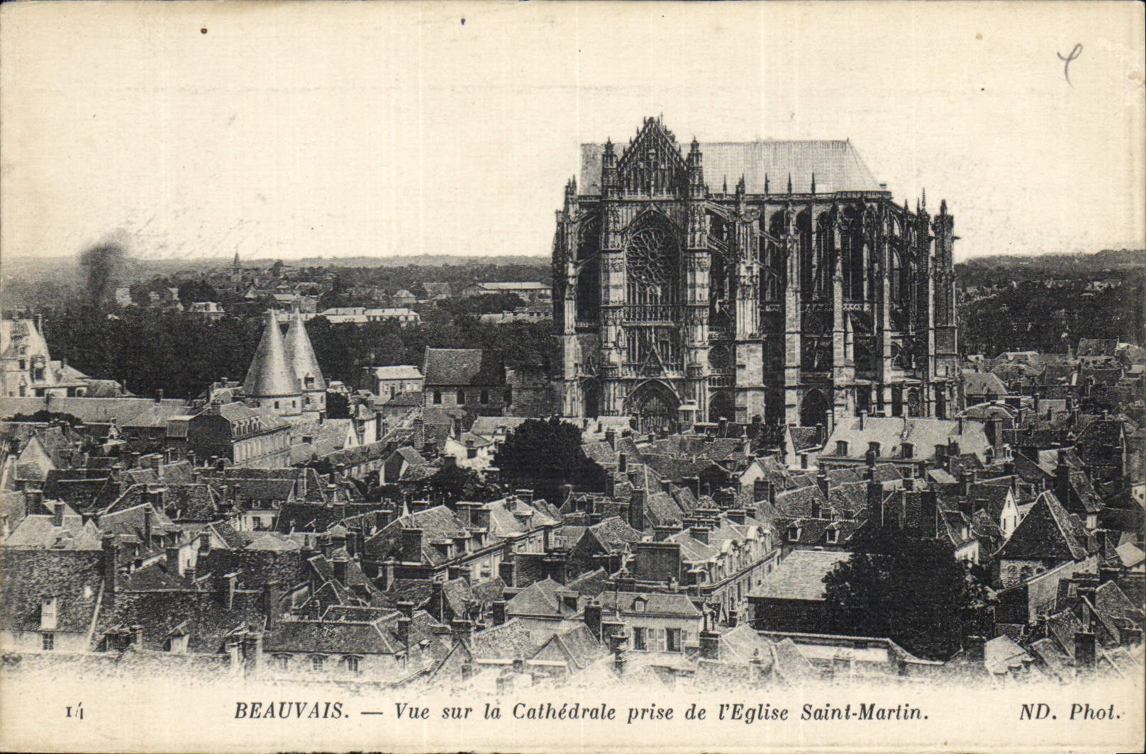 CPA Beauvais vue sur la Cathedrale prise de l'Eglise Saint Martin 