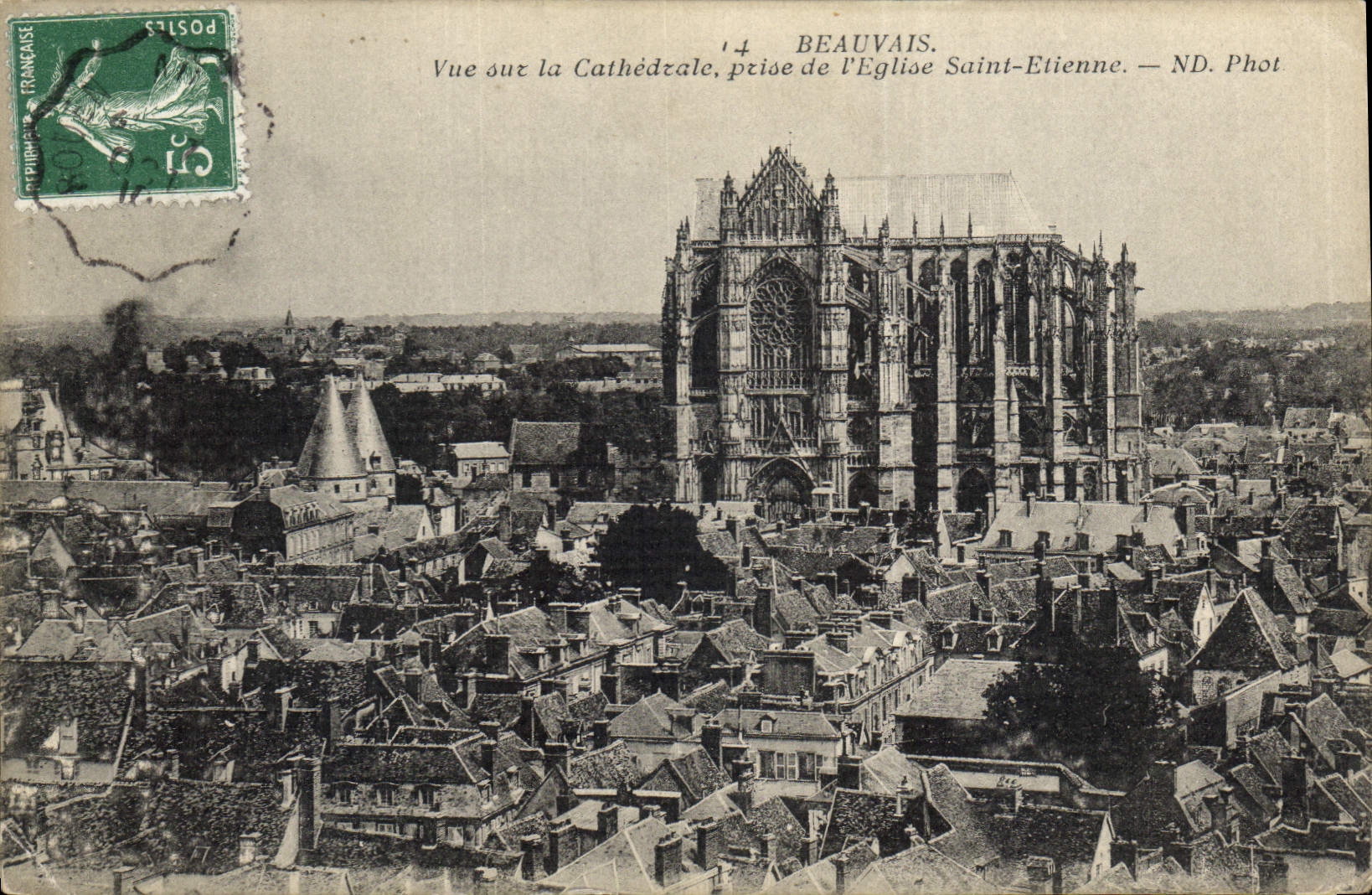 CPA Beauvais vue sur la Cathedrale prise de l'Eglise Saint Etienne 