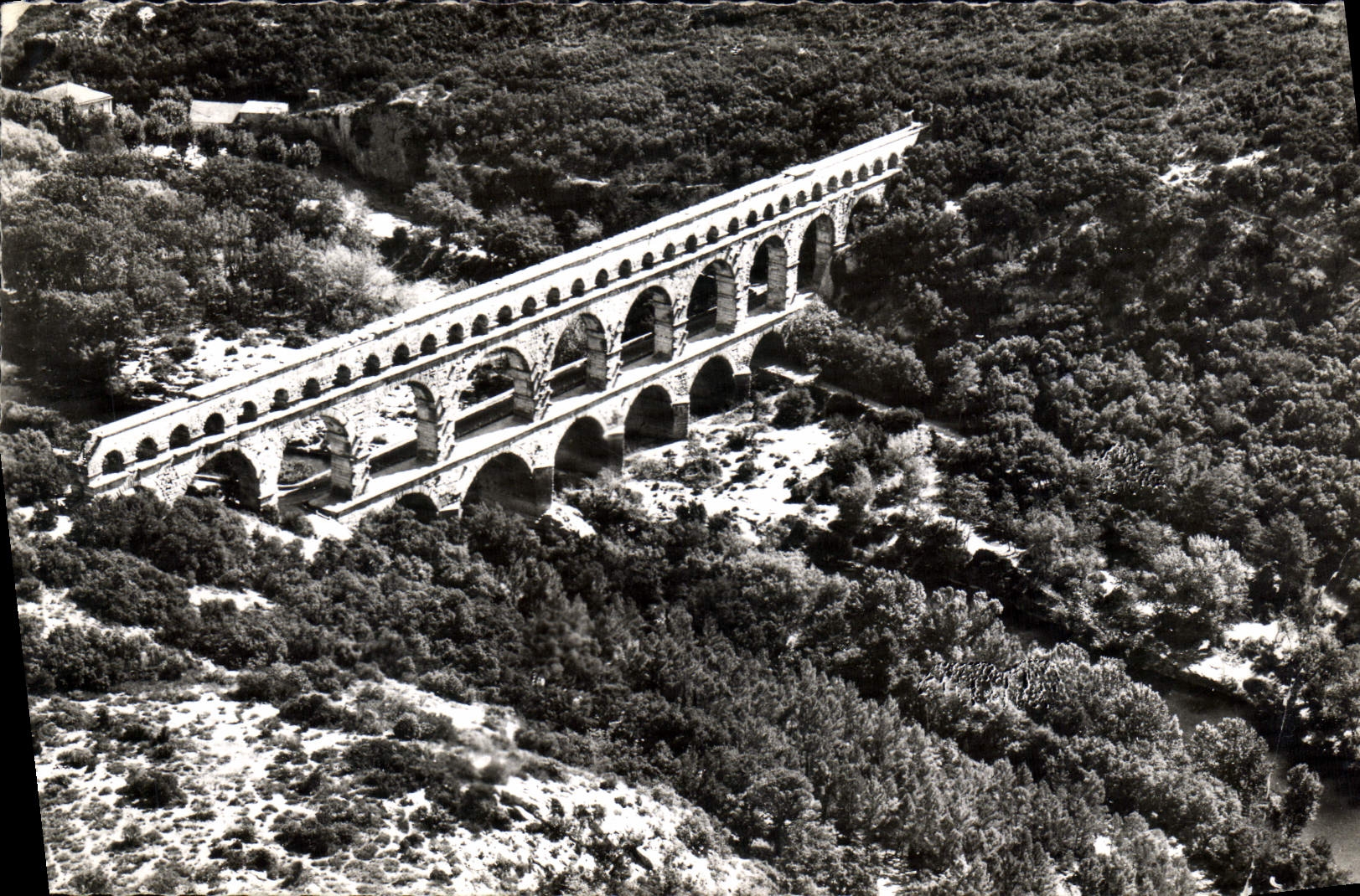 CPM Le Pont du Gard Gard Aqueduc Romain construit sur l'ordre d'Agrippa avant l'ere Chretienne pour