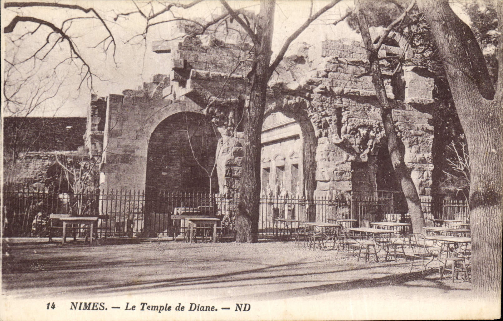 CPA Nimes le Temple de Diane 