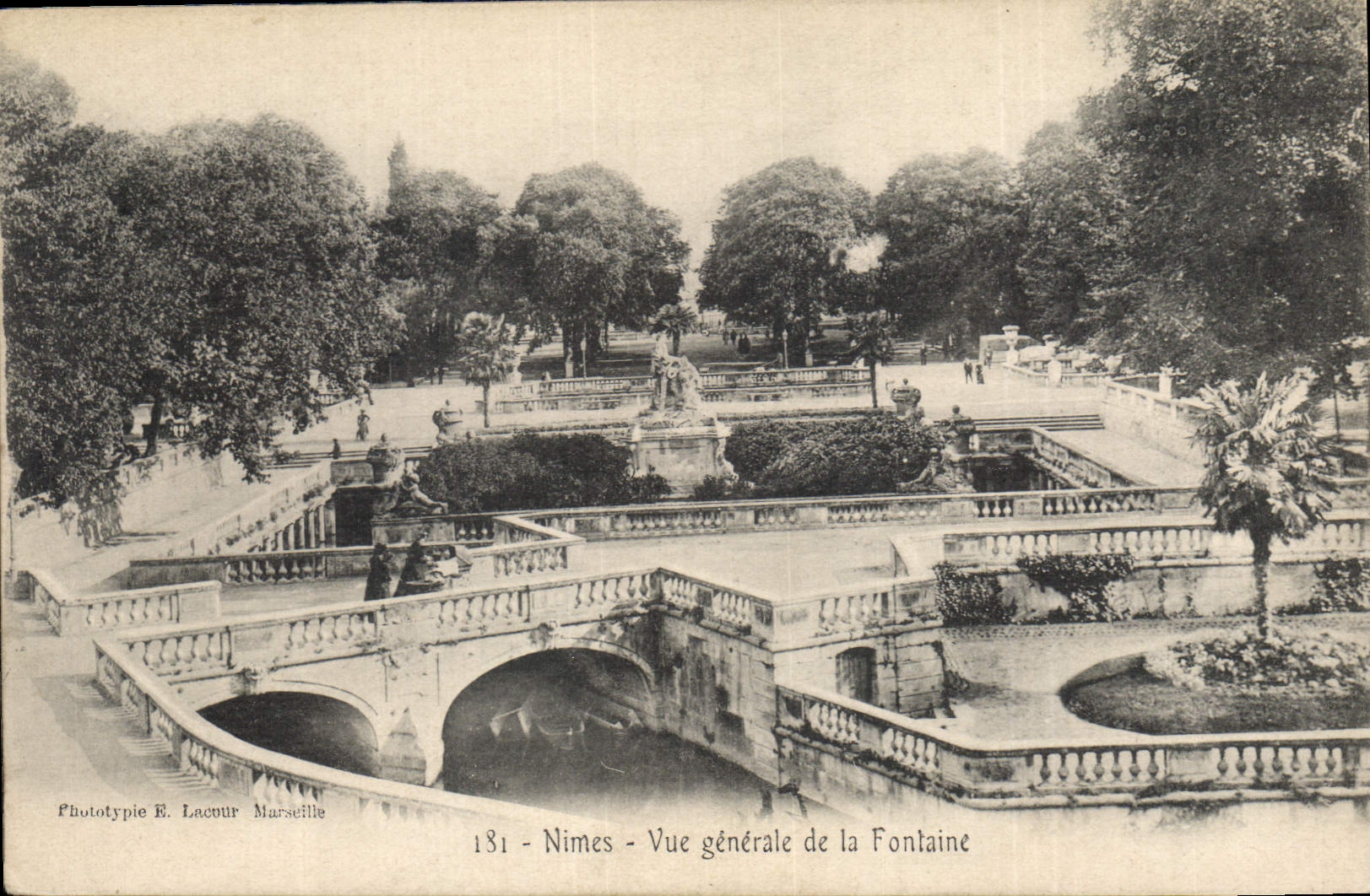 CPA Nimes vue generale de la Fontaine 