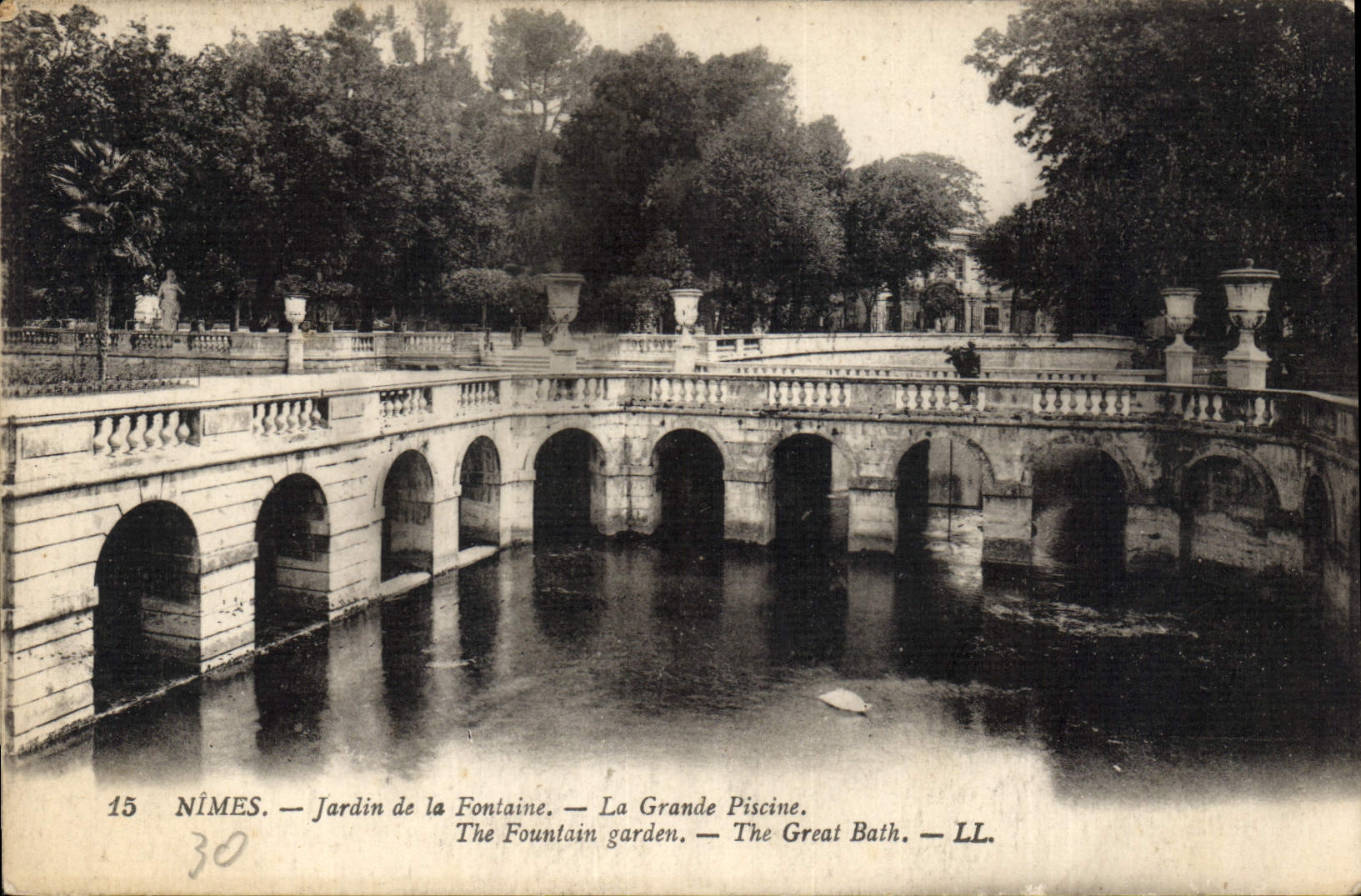 CPA Nimes Jardin de la Fontaine la Grande Piscine