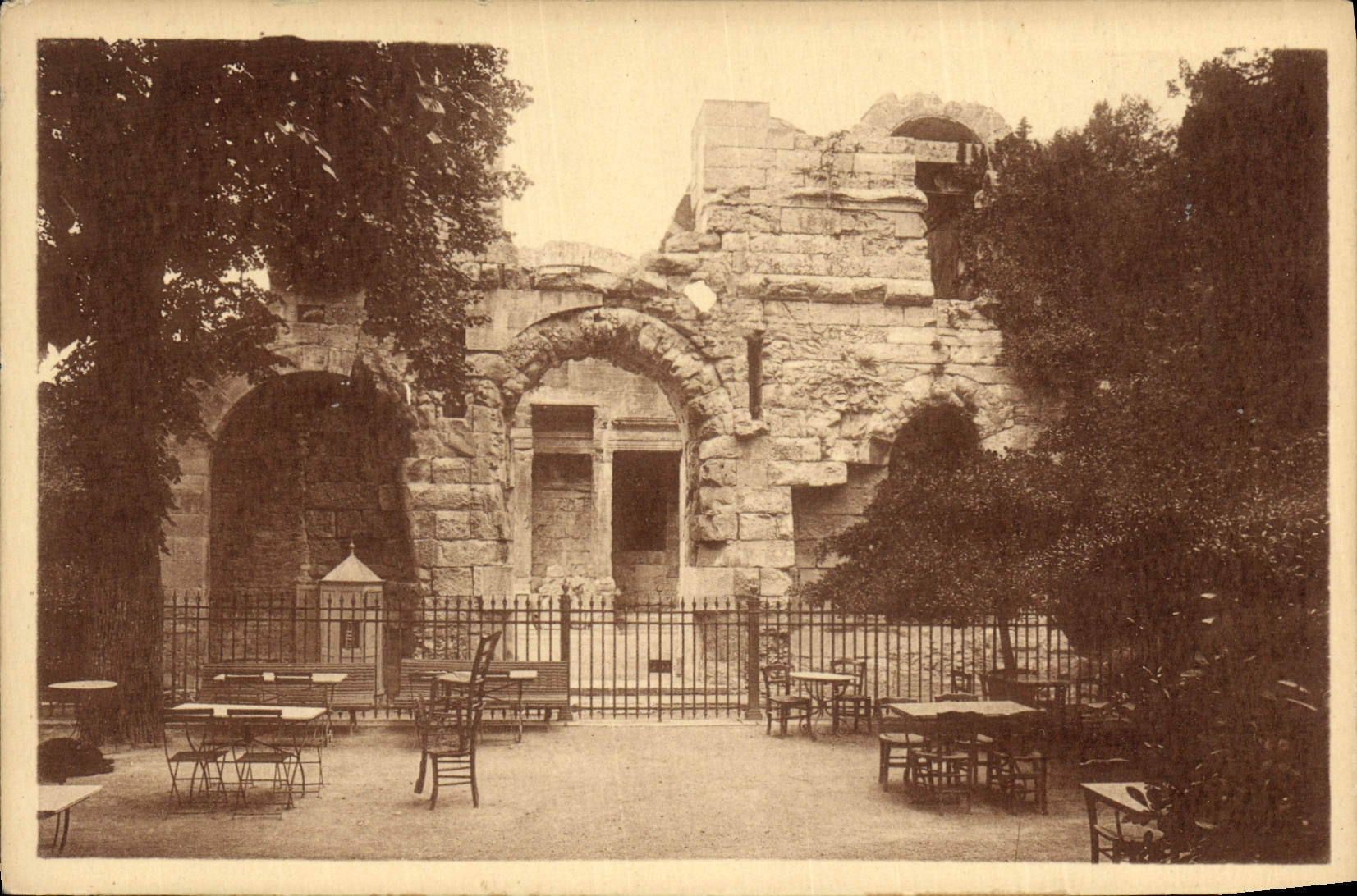 CPA Nimes Le Temple de Diane 