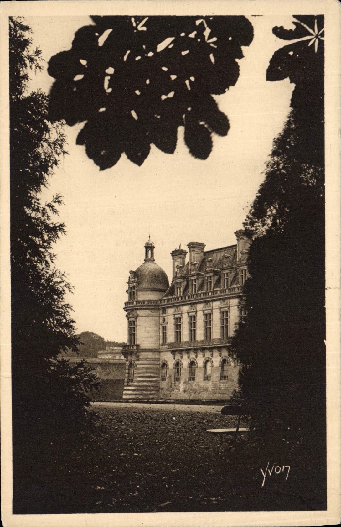 CPA La Douce France Chateau de Chantilly Une Aile du Chateau vue du Parc 