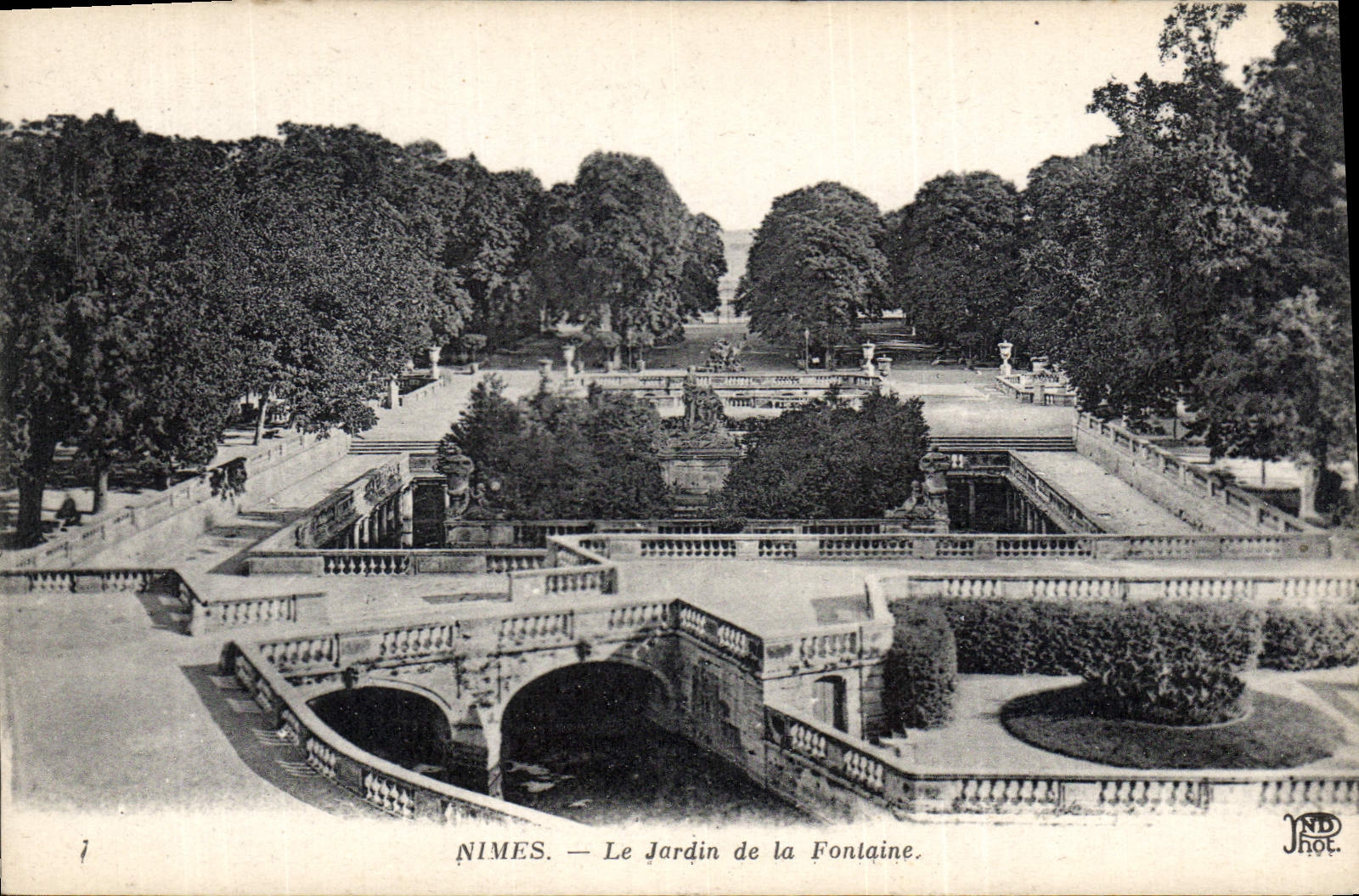 CPA Nimes Le Jardin de la Fontaine 