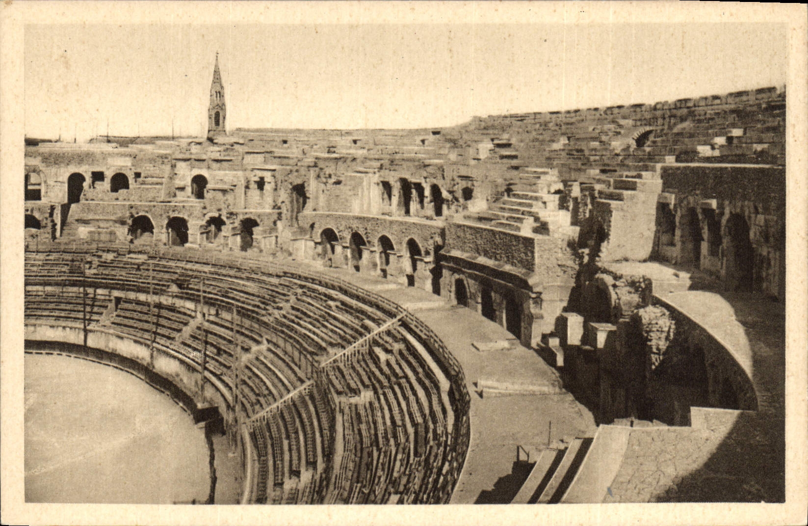 CPA Nimes Les Arenes Vue interieure 