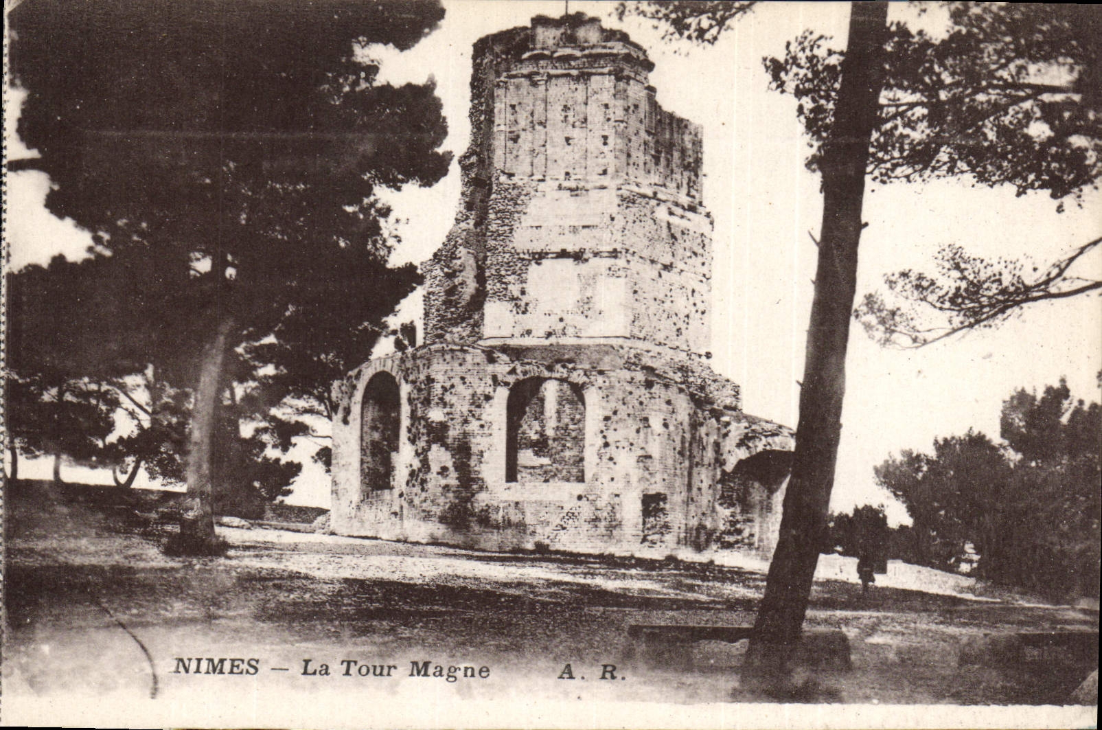 CPA Nimes La Tour Magne 