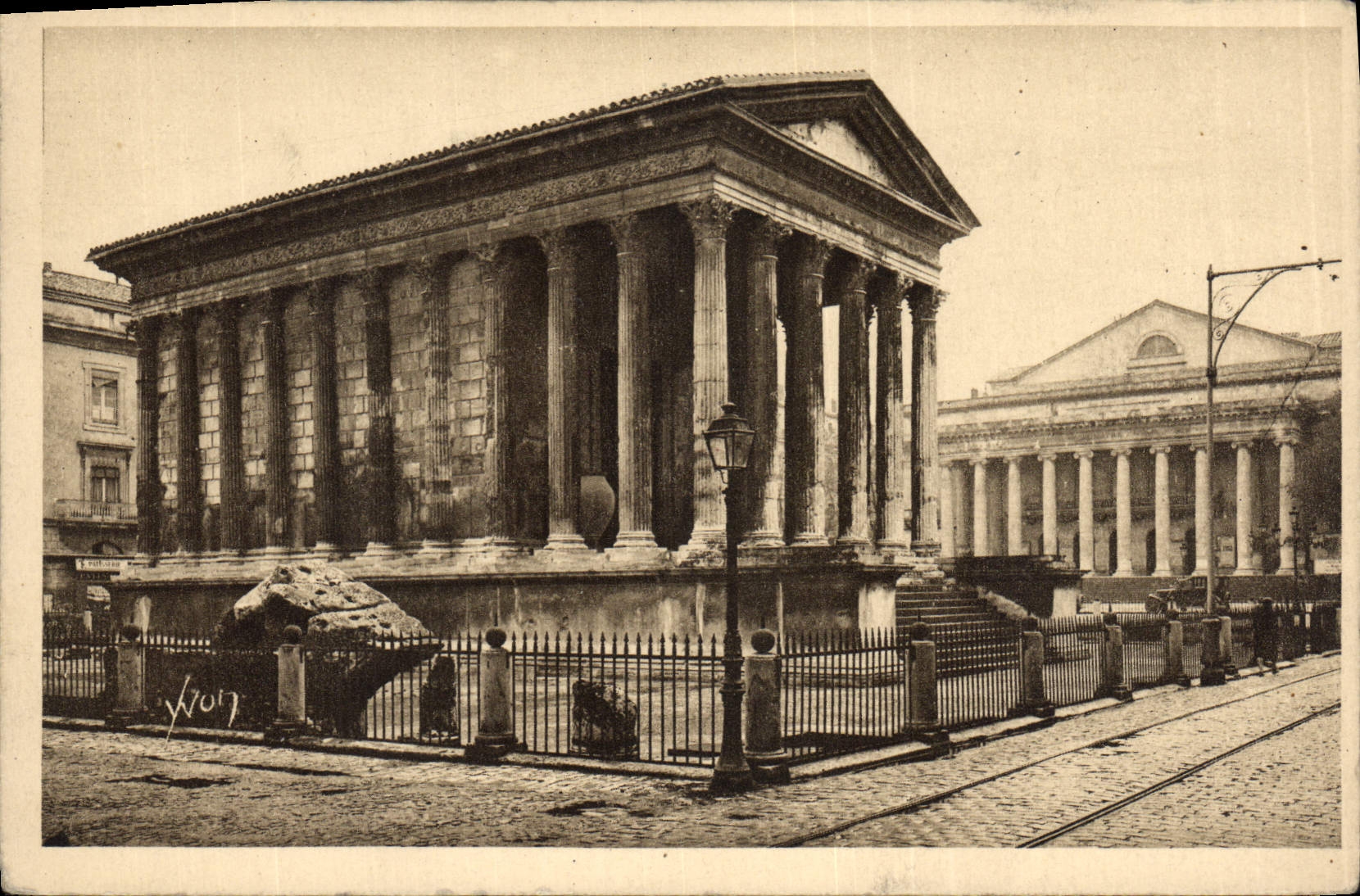 CPA La Douce France Nimes Gard La Maison Carree et le Theatre