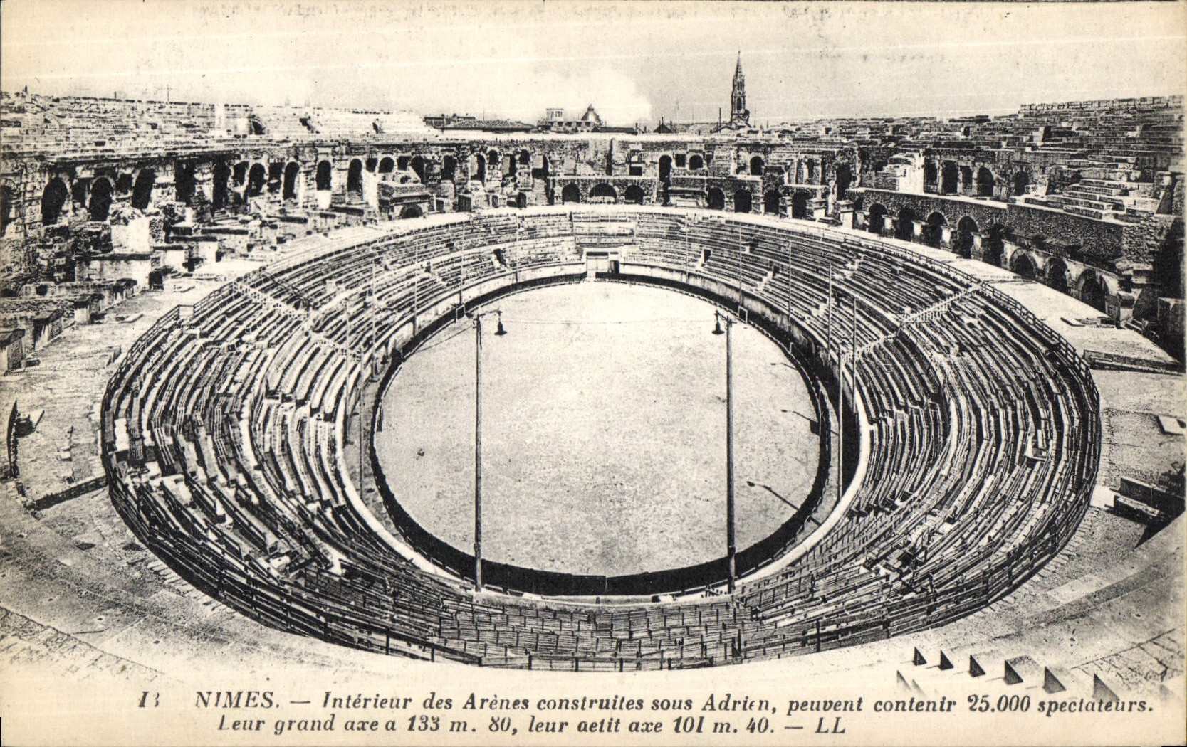 CPA Nimes Interieur des Arenes construites sous Adrian peuvent contenir 25000 spectateurs